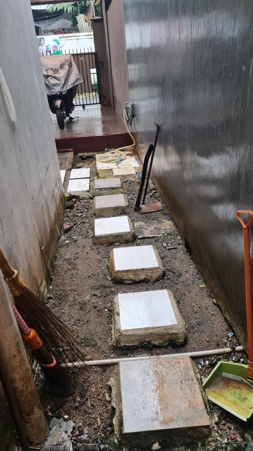 Rumah 2 Lantai Siap Huni dengan KT 3 dan KM 2+1 SHMi @Ciputat