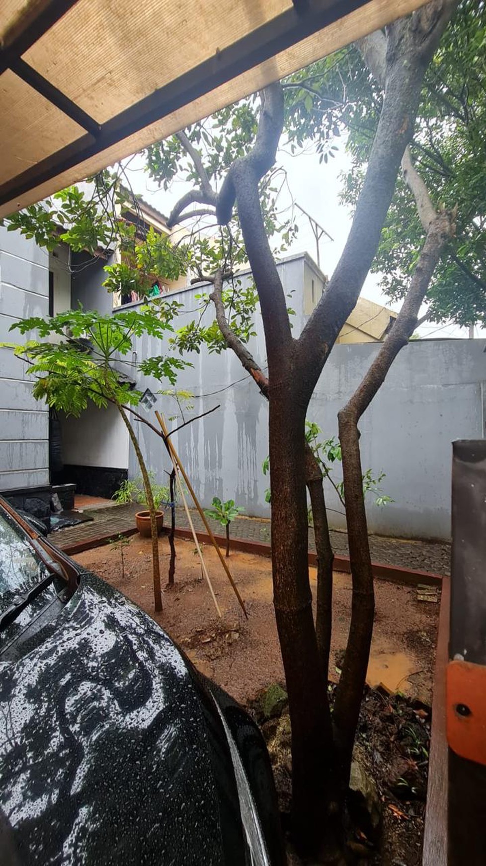 Rumah 2 Lantai Siap Huni dengan KT 3 dan KM 2+1 SHMi @Ciputat
