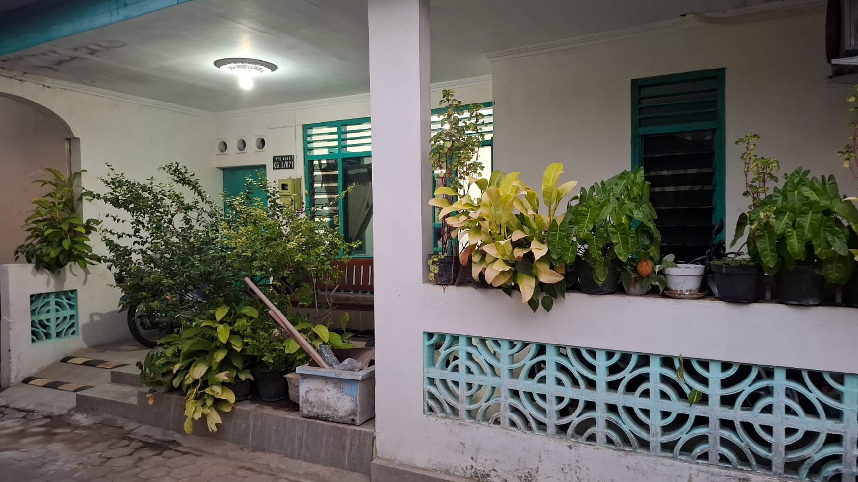 Rumah Tinggal Lokasi Strategis Dekat Kebun Binatang Gembira Loka 