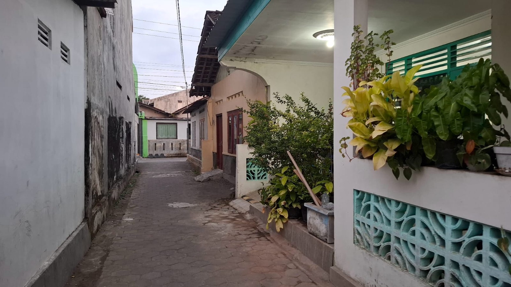 Rumah Tinggal Lokasi Strategis Dekat Kebun Binatang Gembira Loka 