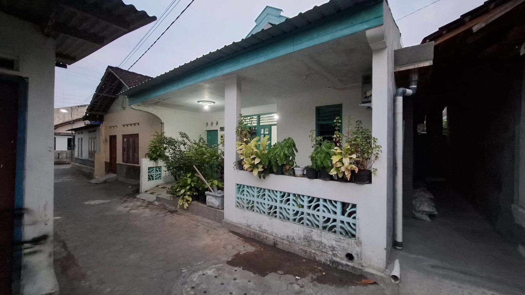 Rumah Tinggal Lokasi Strategis Dekat Kebun Binatang Gembira Loka 