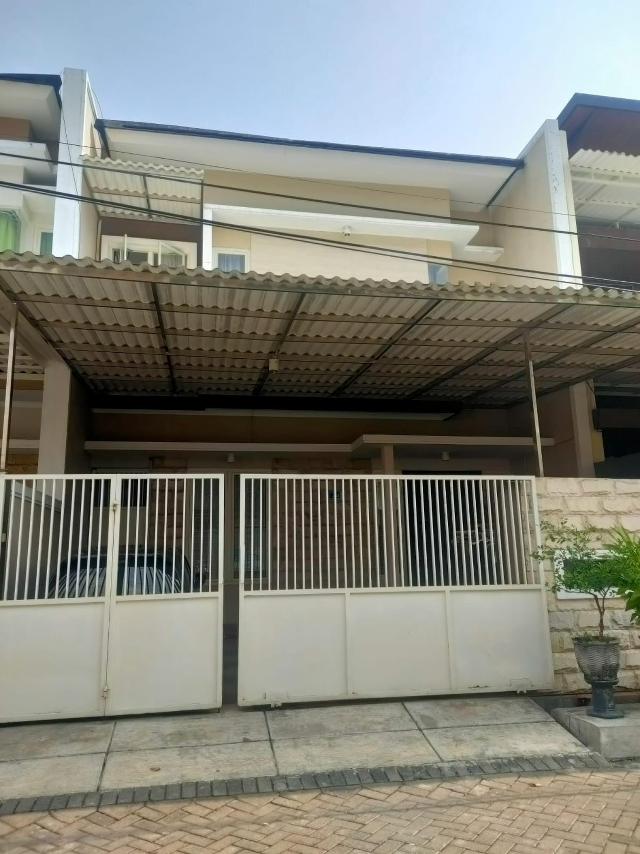 Rumah Mewah Manyar Tompotika SHM, Carport 2 Mobil