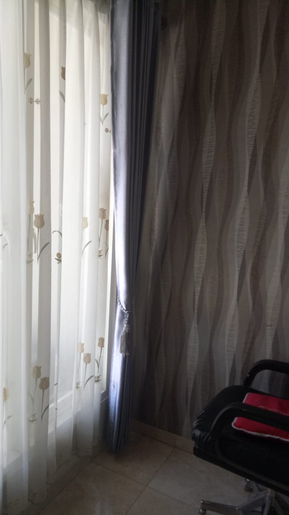Rumah Mewah Manyar Tompotika SHM, Carport 2 Mobil
