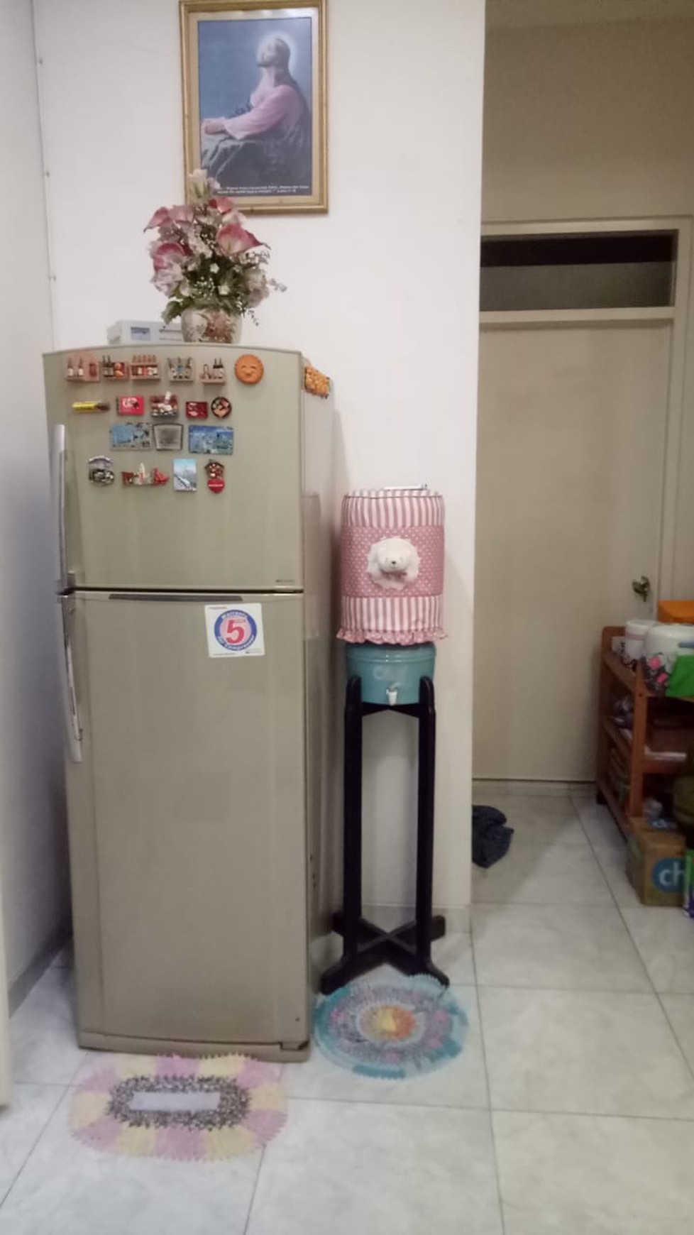Rumah Mewah Manyar Tompotika SHM, Carport 2 Mobil