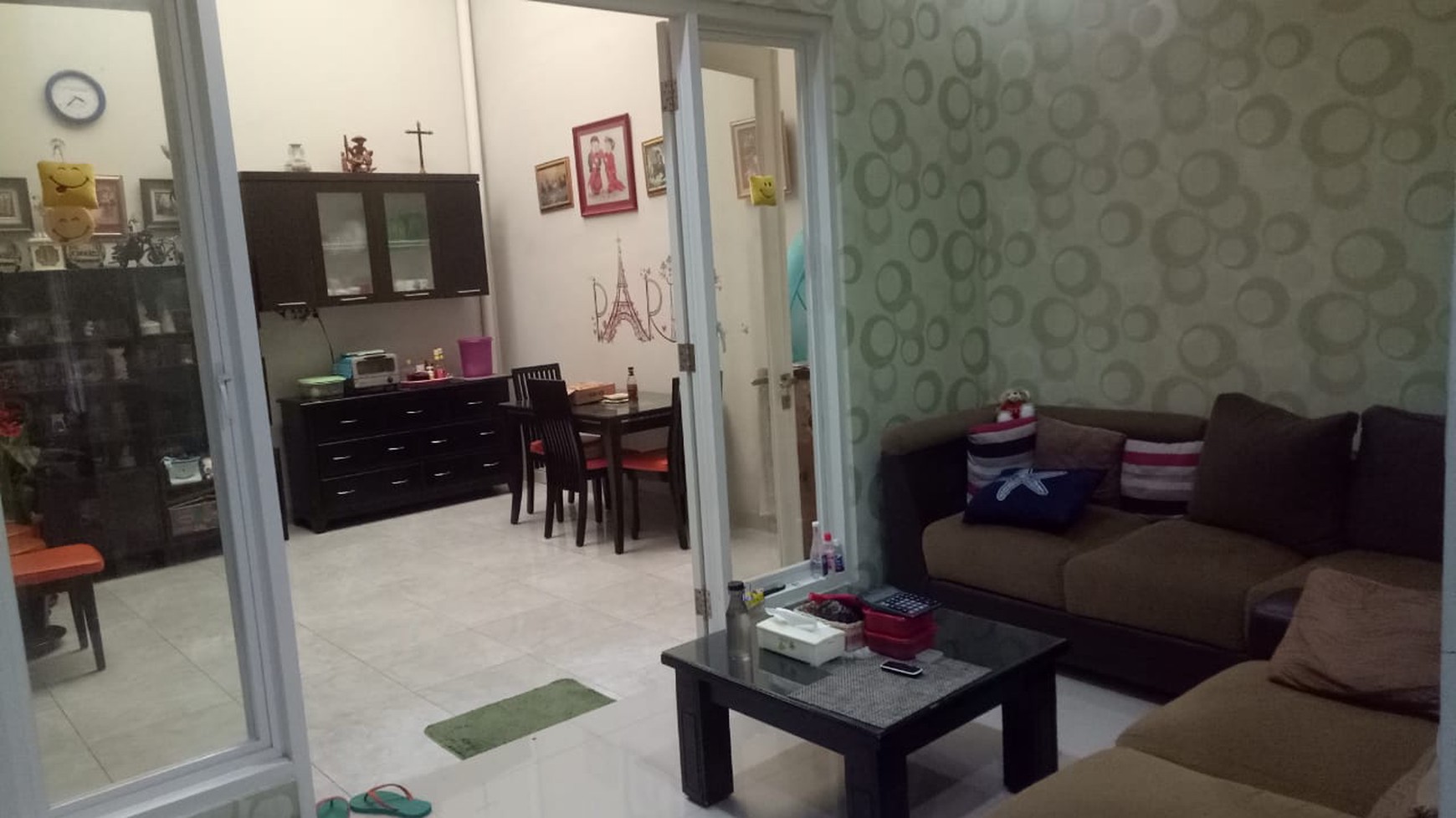 Rumah Mewah Manyar Tompotika SHM, Carport 2 Mobil