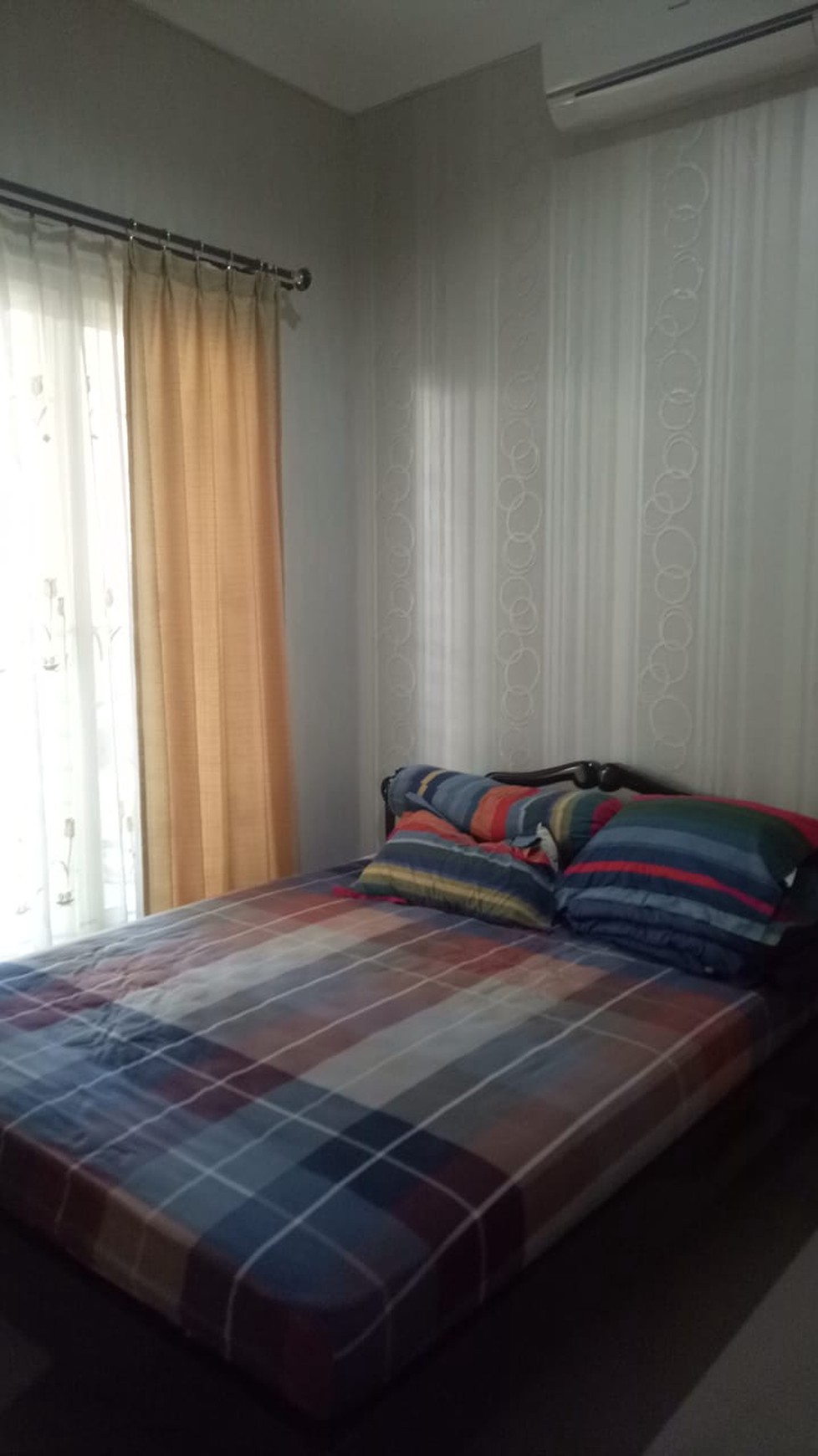 Rumah Mewah Manyar Tompotika SHM, Carport 2 Mobil