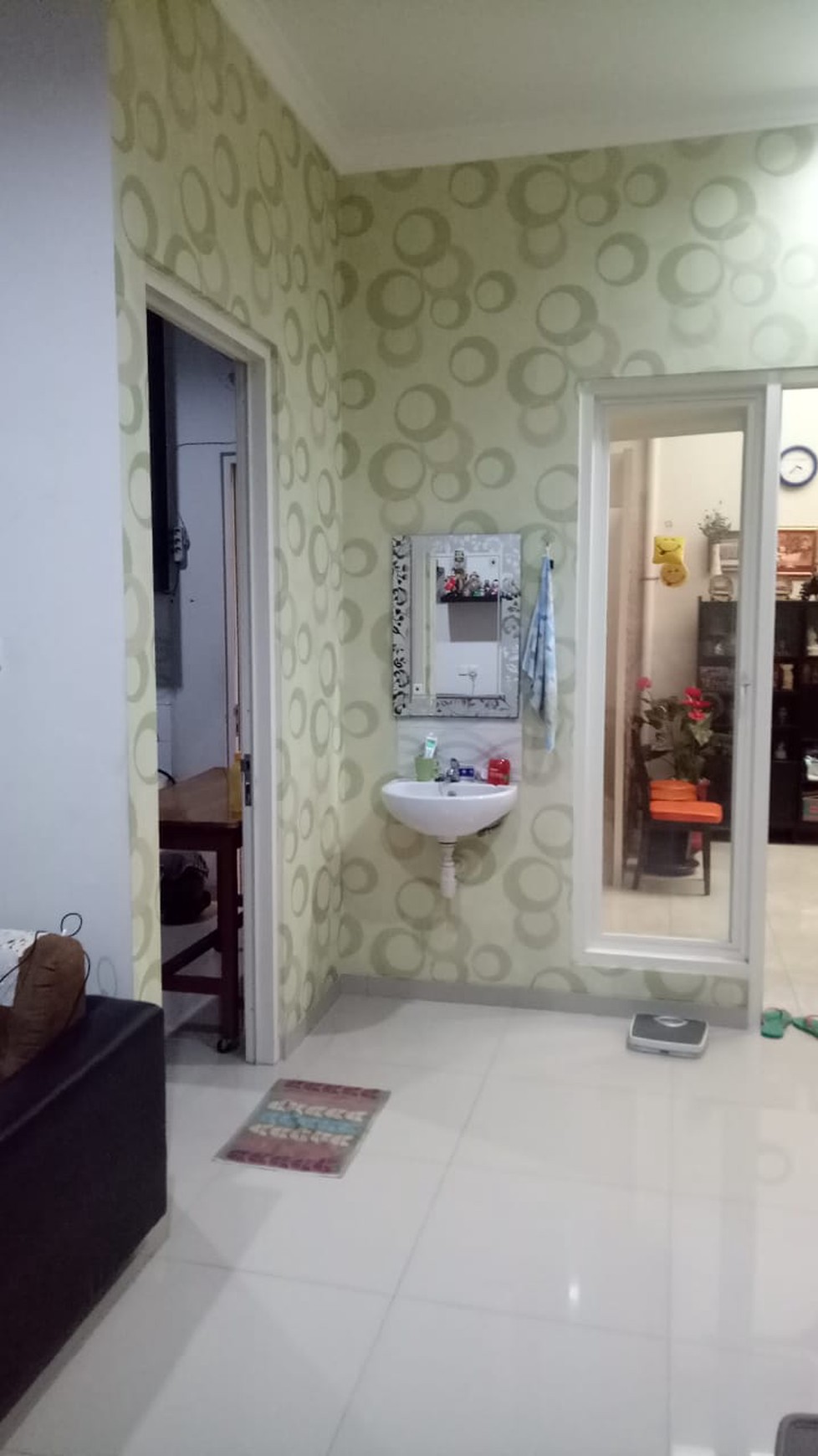 Rumah Mewah Manyar Tompotika SHM, Carport 2 Mobil