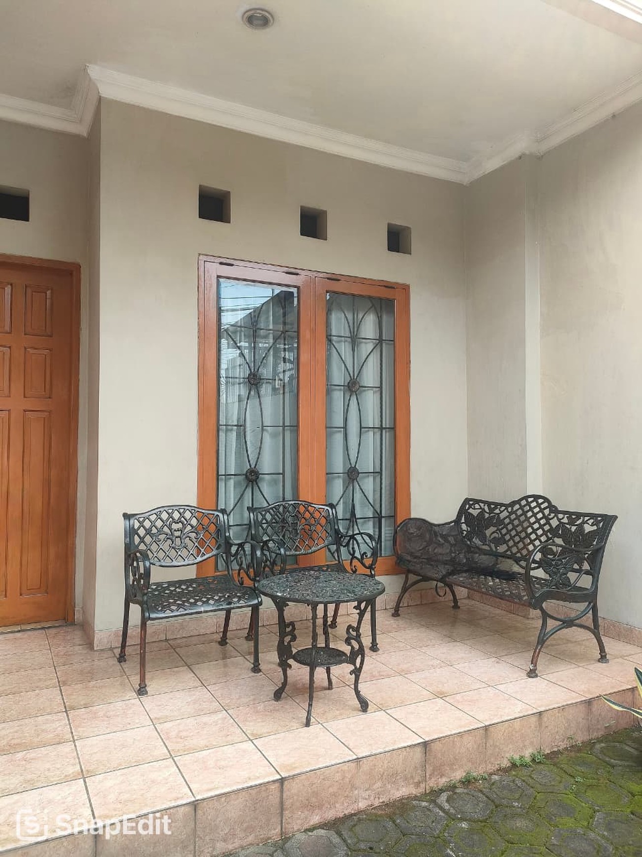 For Sale Rumah Siap Huni di Jalan E Kebon Jeruk, Jakarta Barat