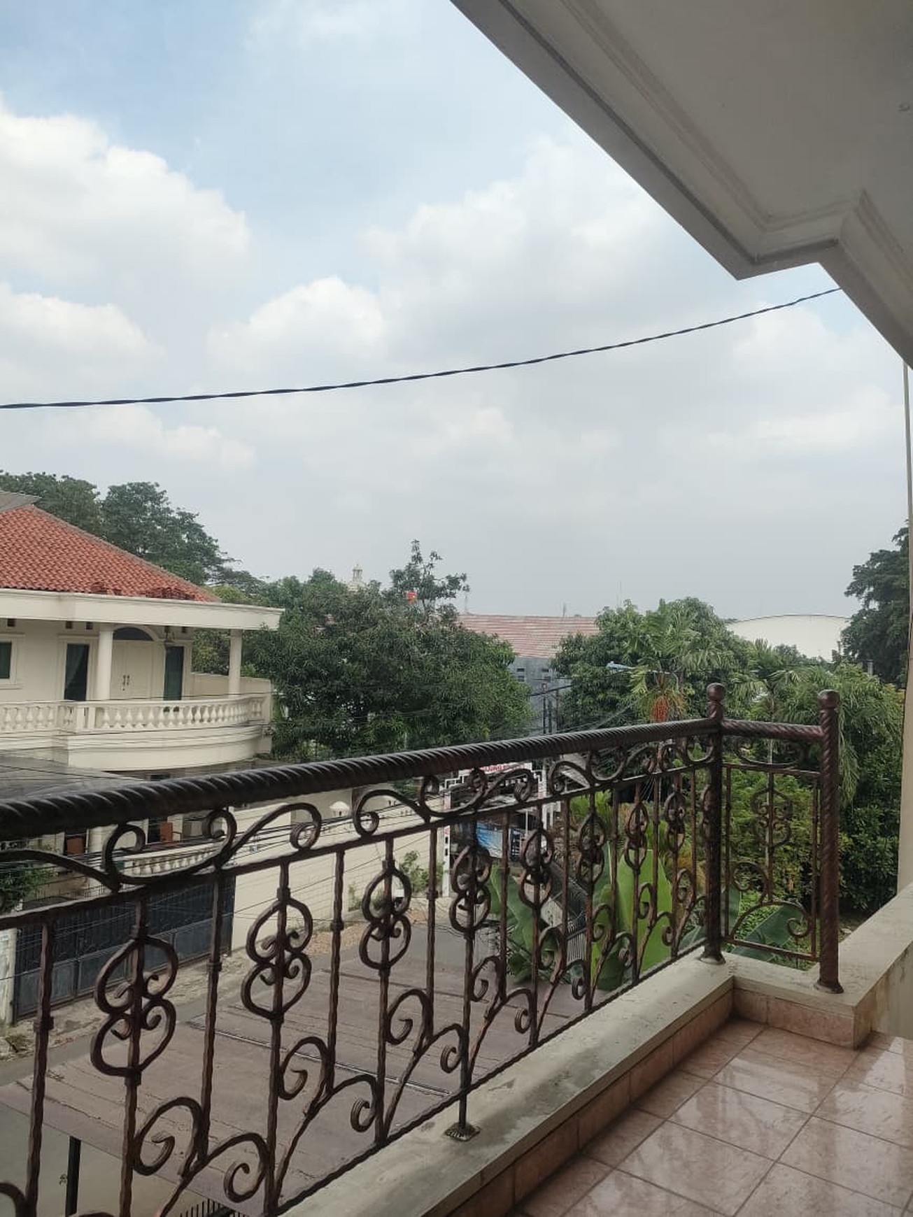 For Sale Rumah Siap Huni di Jalan E Kebon Jeruk, Jakarta Barat