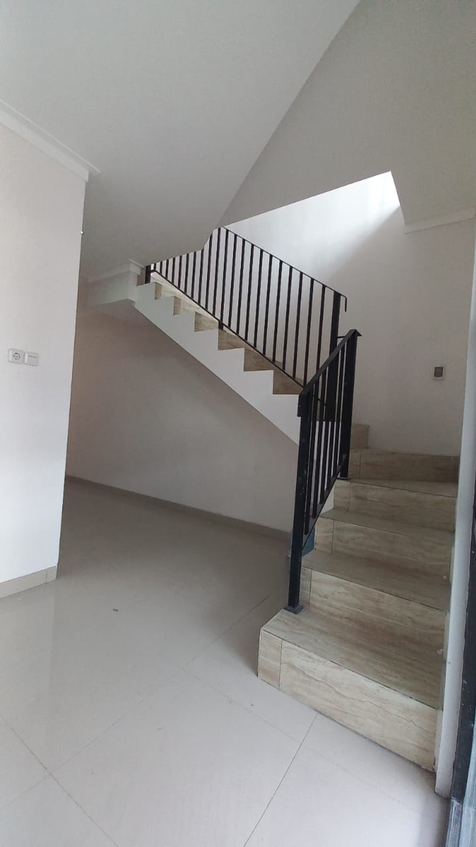 Dijual Rumah 2 Lantai Royal Paka Surabaya Timur