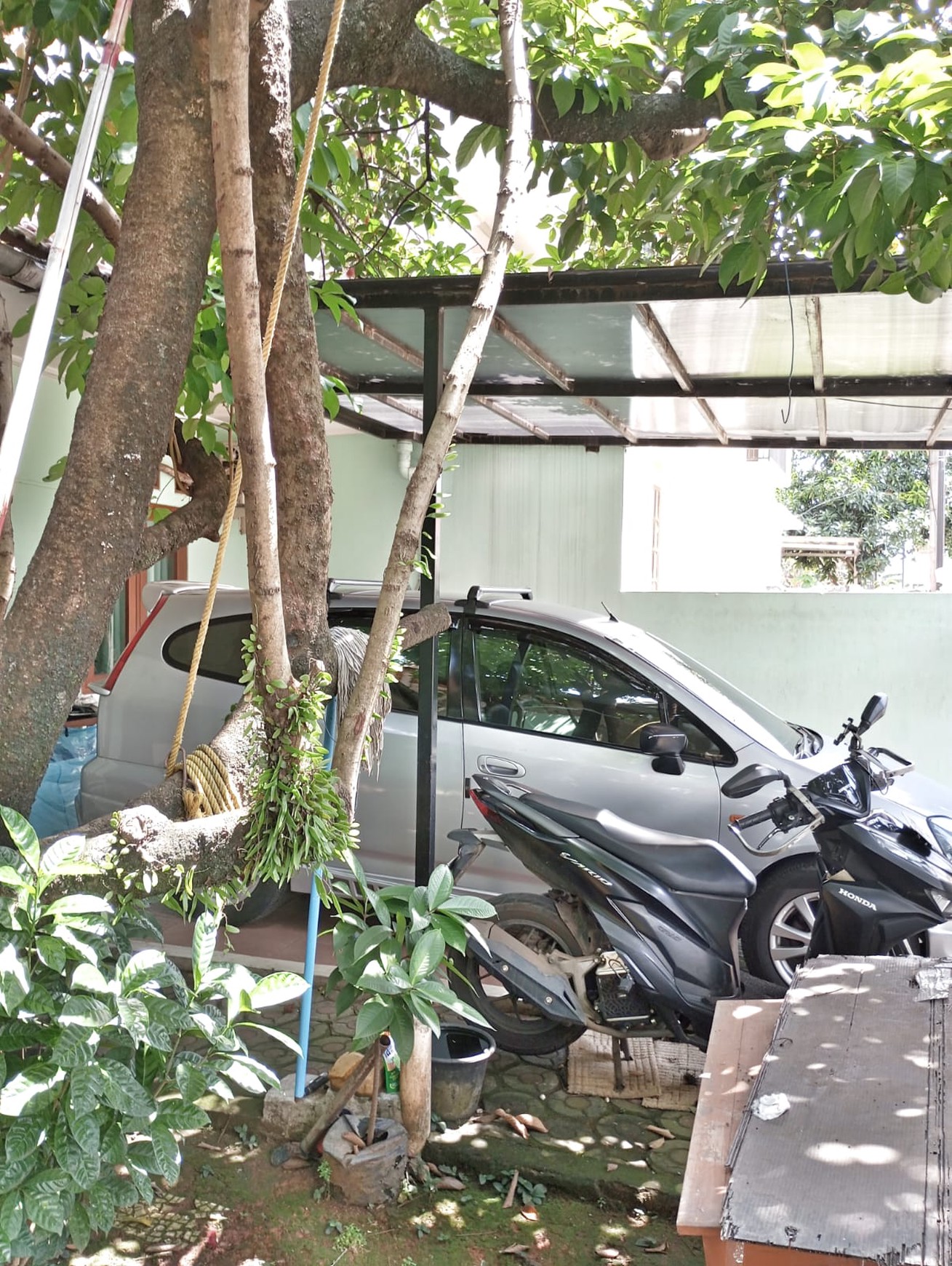 Rumah Asri Pinggir Jalan Dekat ke Stasiun Pondok Ranji