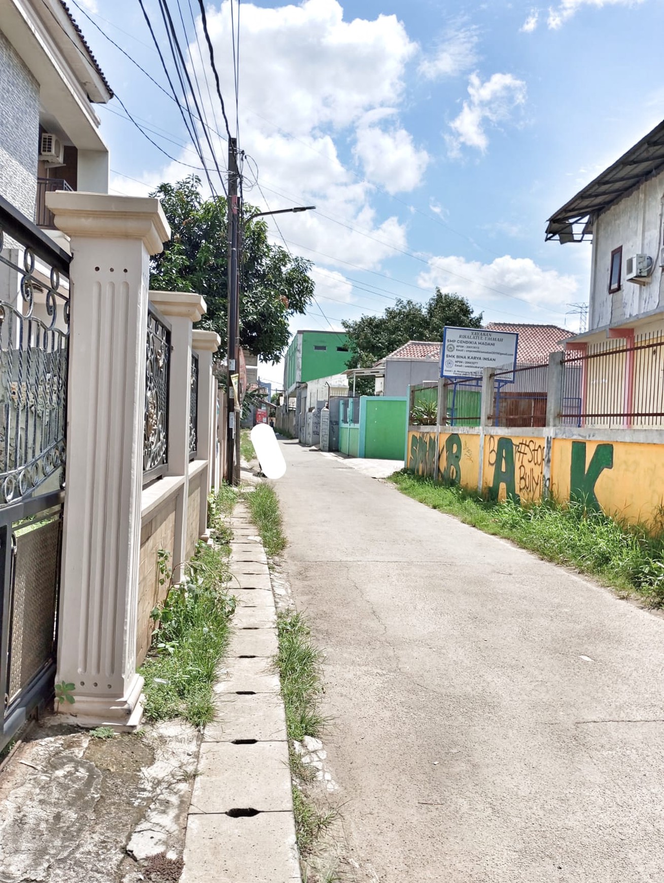 Rumah Asri Pinggir Jalan Dekat ke Stasiun Pondok Ranji