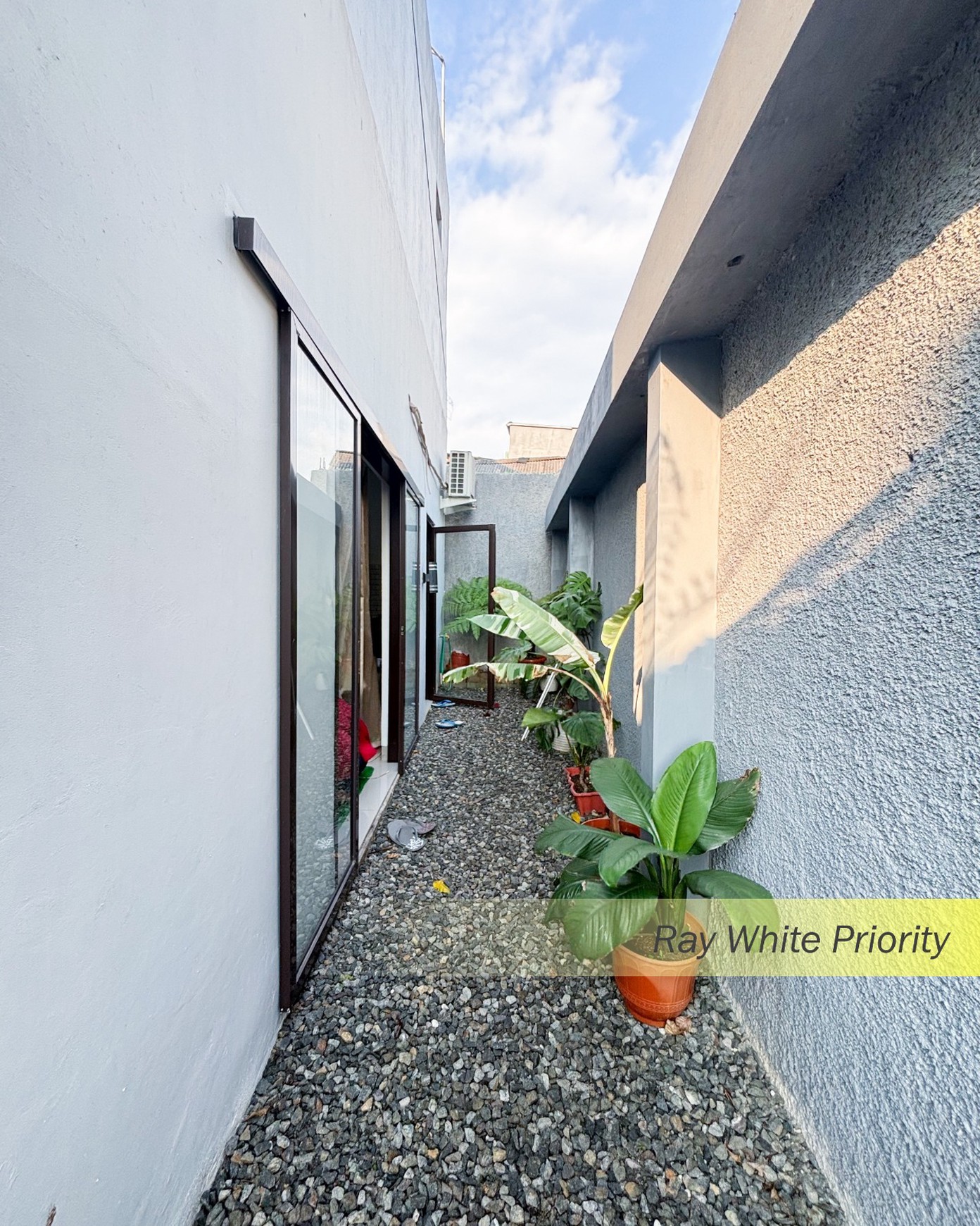 Townhouse Rumah Siap Huni yang Modern dan Minimalis area Pondok Cabe, Tangerang Selatan