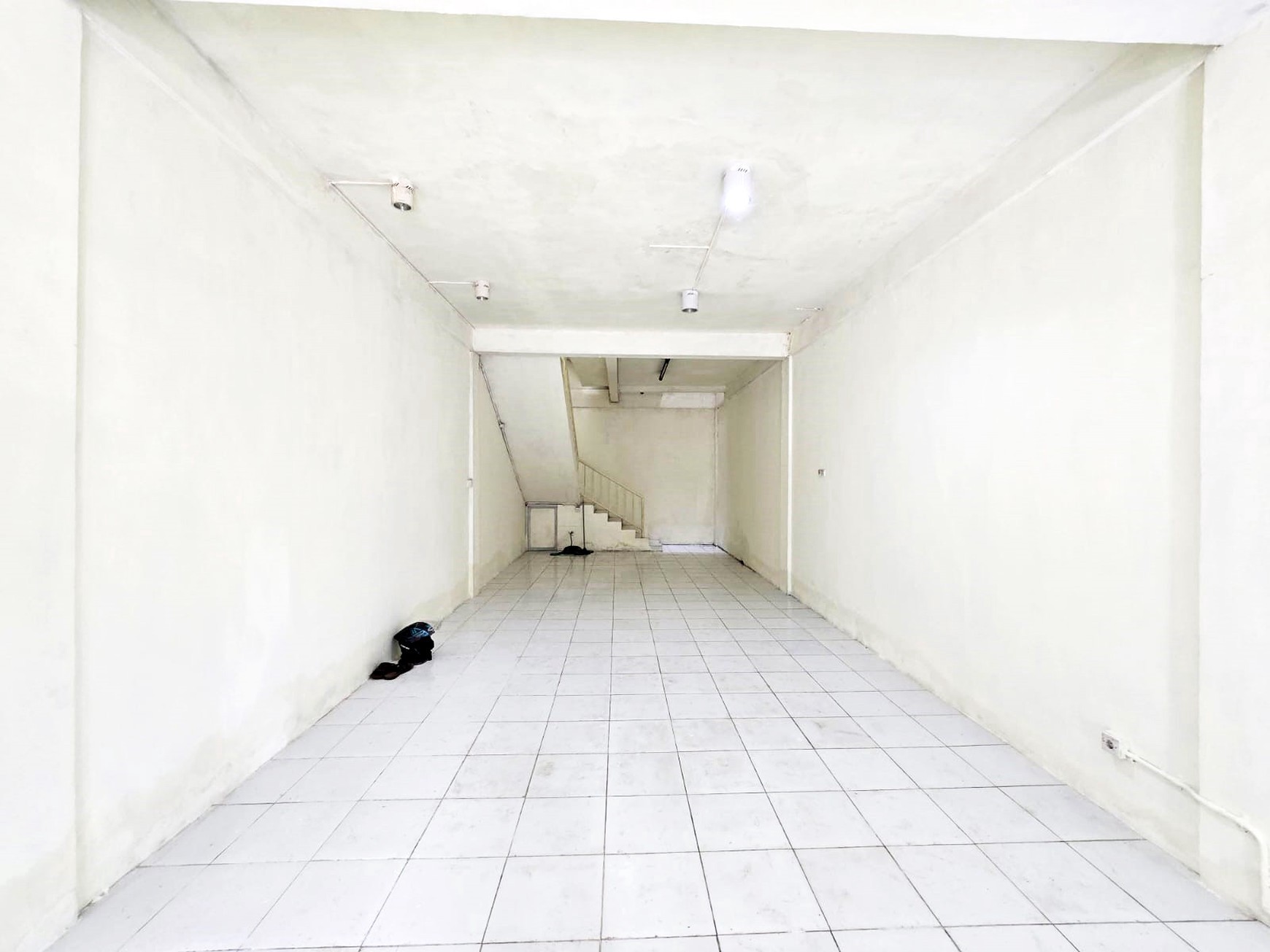 Sewa Ruko 3 Lantai Murah Berlokasi Strategis Perkantoran Aktif di Nol Jalan Raya Jemursari Surabaya Kawasan Bisnis Aktif dan Pemukiman