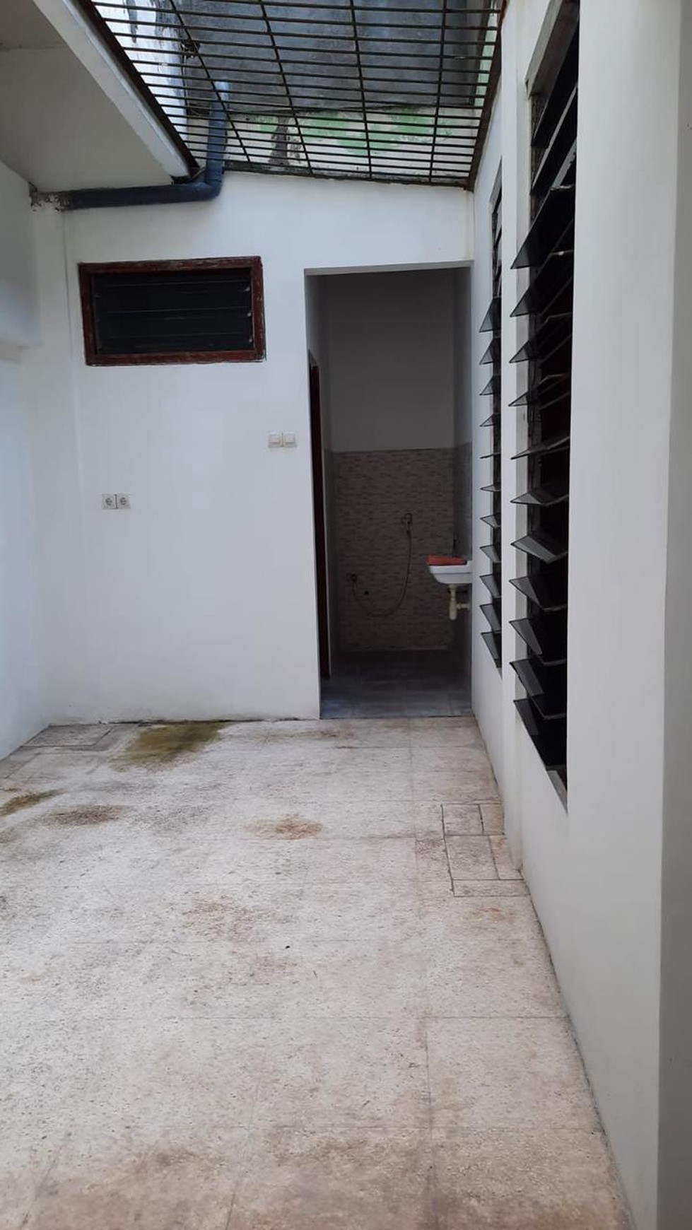 Sewa Ruko 3 Lantai Murah Berlokasi Strategis Perkantoran Aktif di Nol Jalan Raya Jemursari Surabaya Kawasan Bisnis Aktif dan Pemukiman