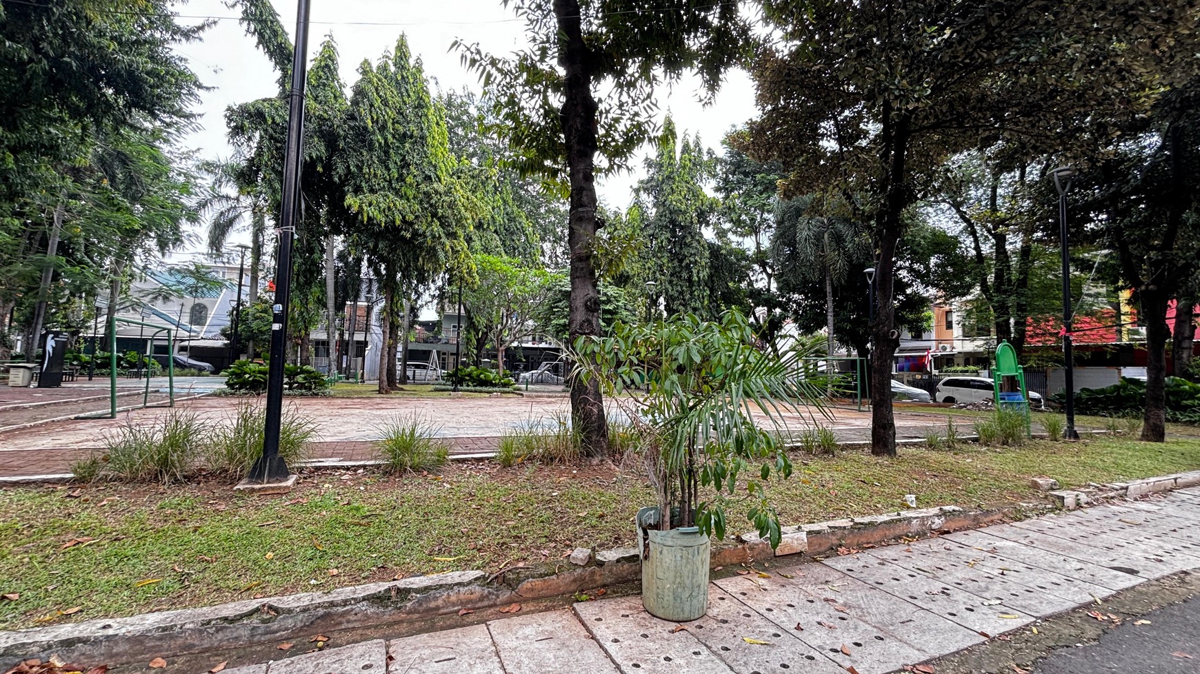 Rumah 2 Lantai Depan Taman Di Tebet Utara Jakarta Selatan