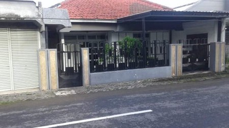 Rumah SHM Strategis di samping jalan Pusat Jombang.