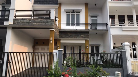 Rumah 2 Lantai Hoek di  di Raffles Hills 