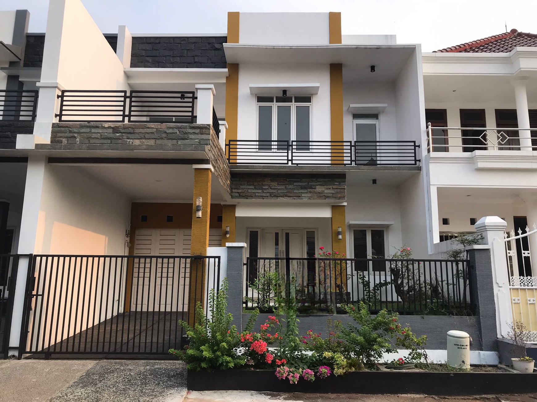 Rumah 2 Lantai Hoek di  di Raffles Hills 