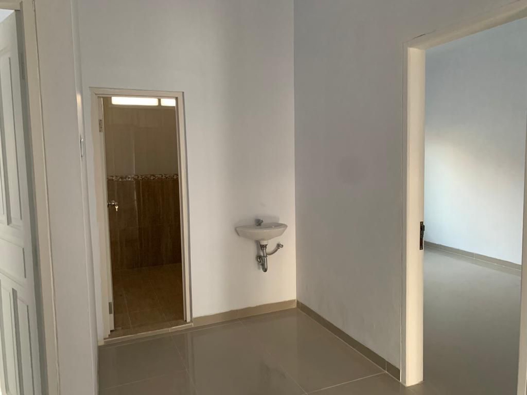 Rumah 2 Lantai Hoek di  di Raffles Hills 