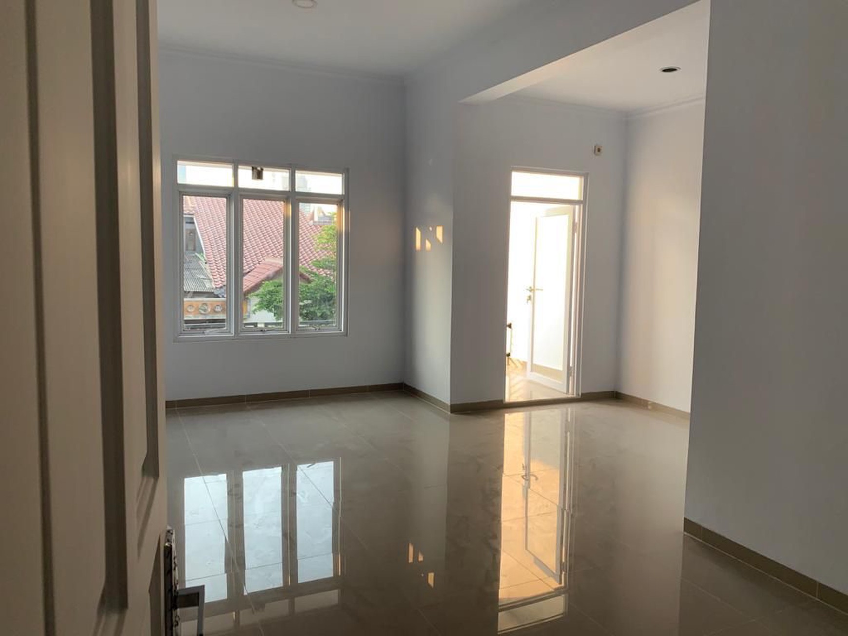 Rumah 2 Lantai Hoek di  di Raffles Hills 