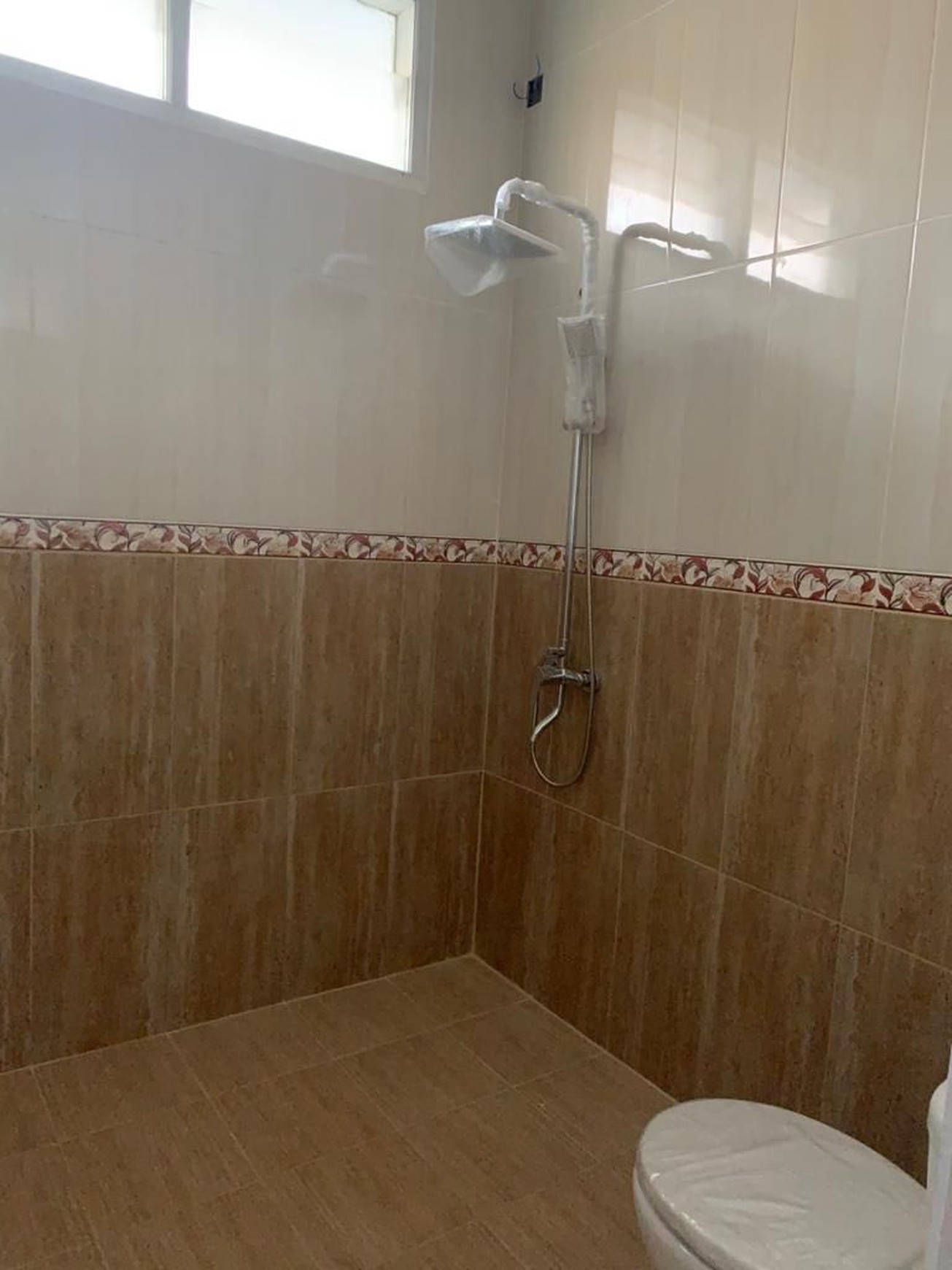 Rumah 2 Lantai Hoek di  di Raffles Hills 