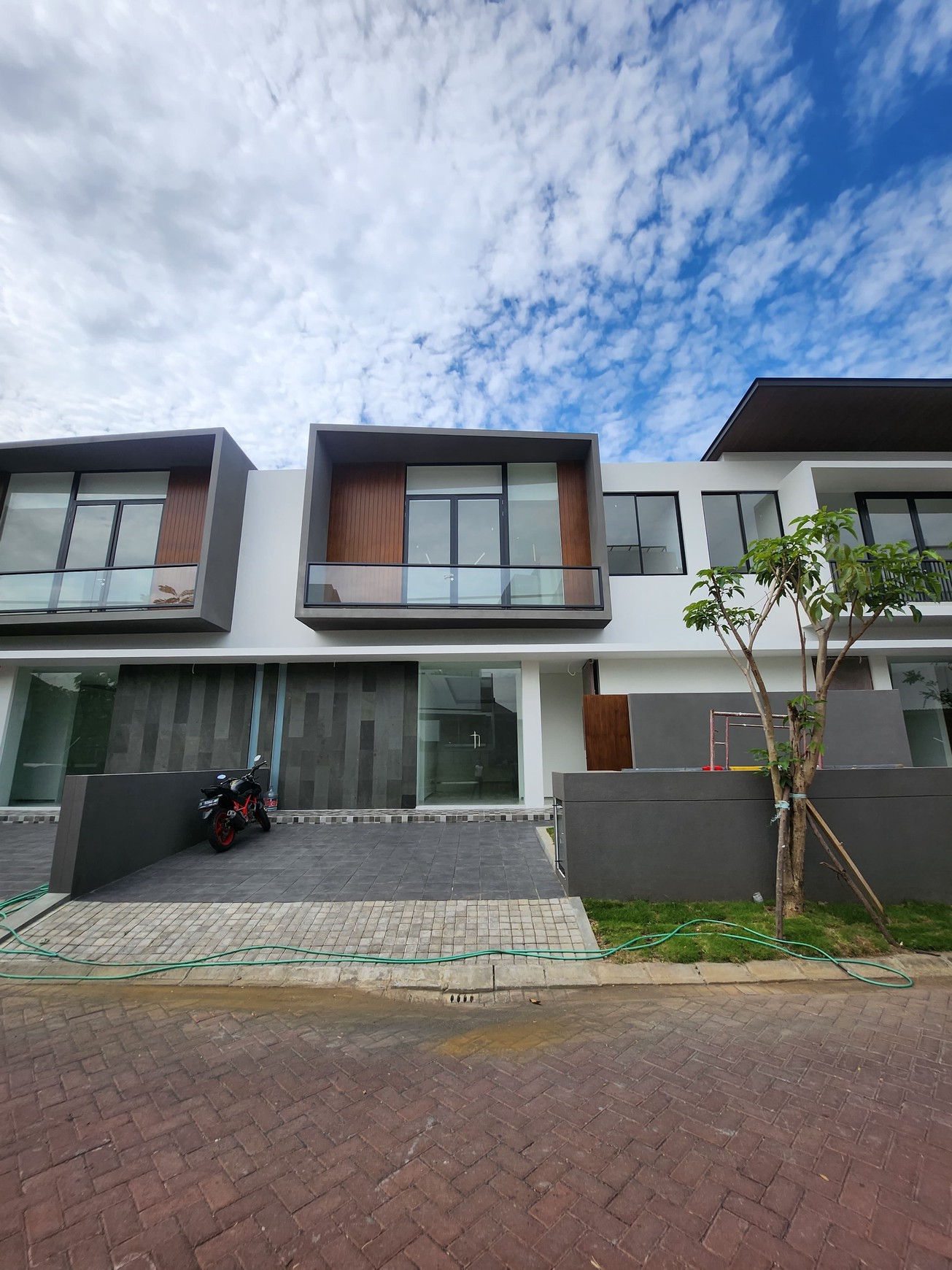 Dijual Rumah Baru Dian Istana Park Avenue Wiyung Surabaya - 2 Unit Ready Dekat Graha Family, Citraland, Royal Residence, Pakuwon Mall, PTC, Supermall