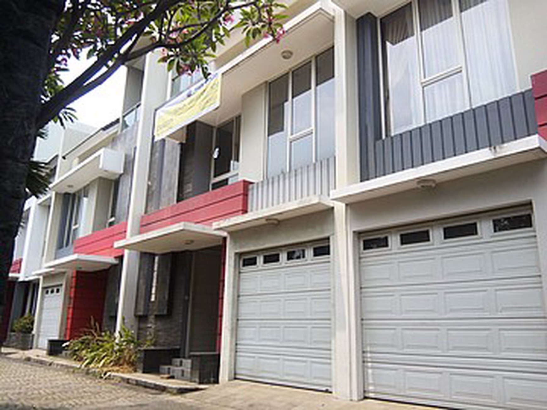 TOWN HOUSE EAST POINT PATAL SENAYAN