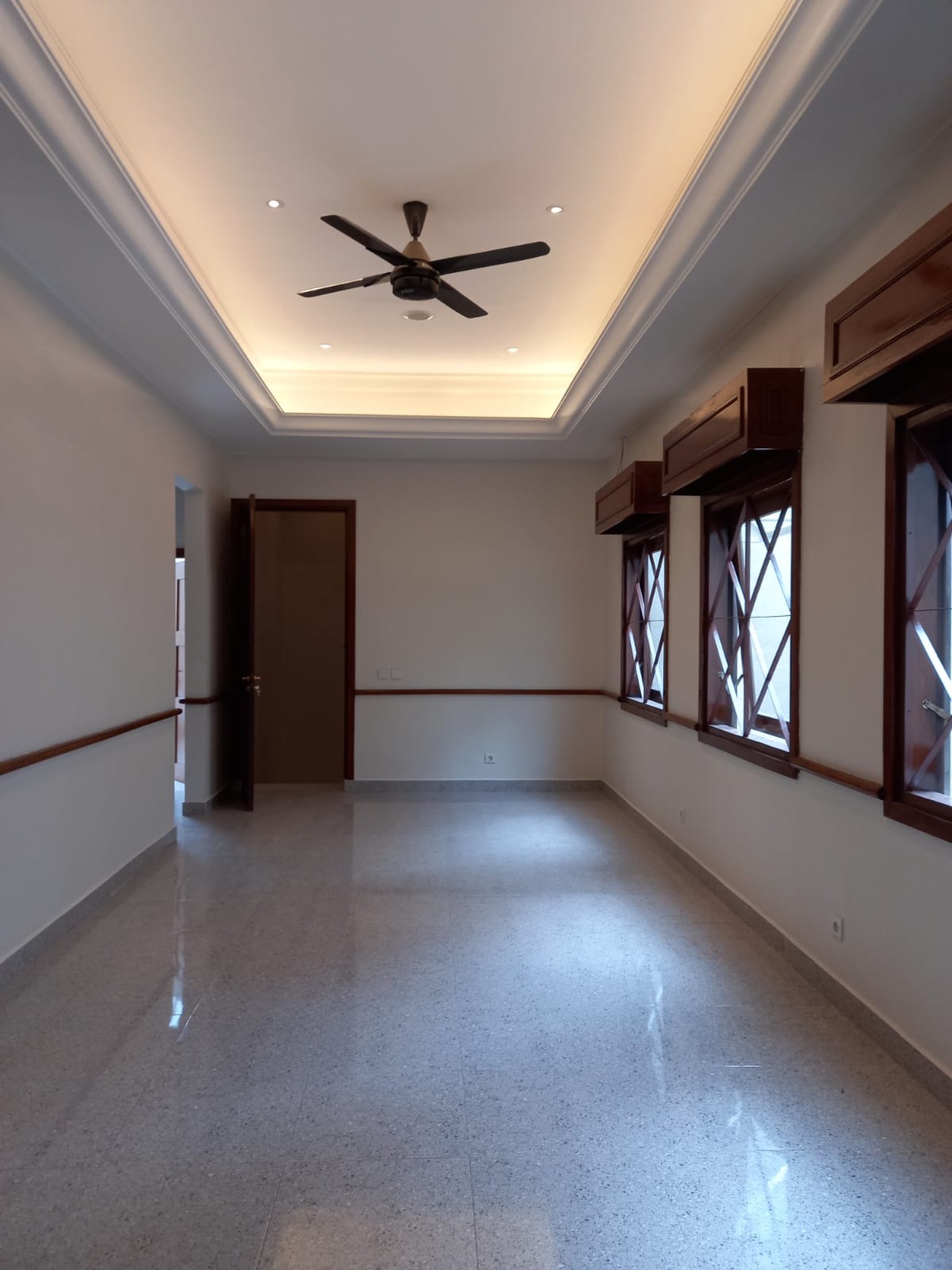 DISEWAKAN RUMAH MENTENG