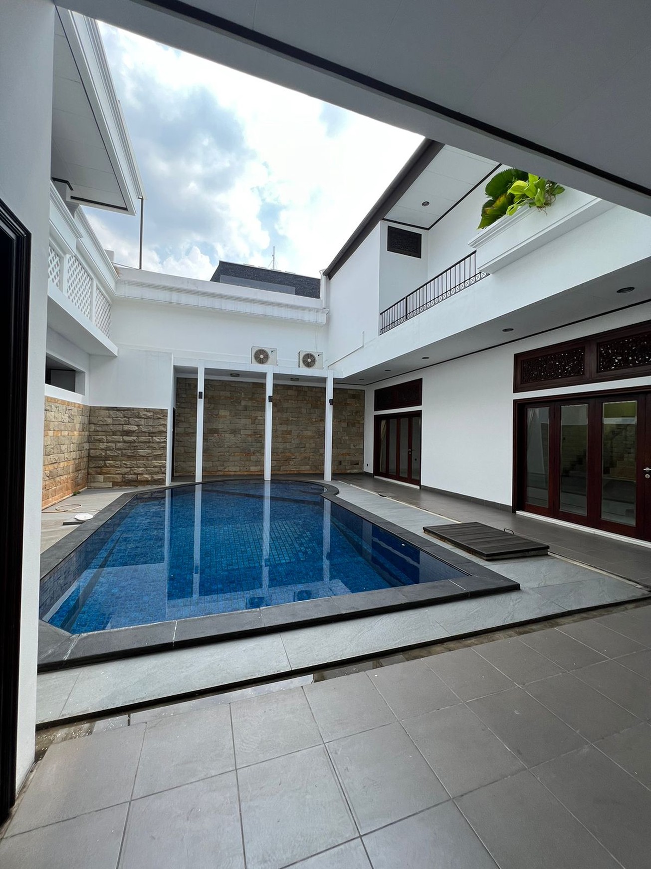 RUMAH DISEWA JALAN SENJAYA KEBAYORAN BARU JAKARTA SELATAN