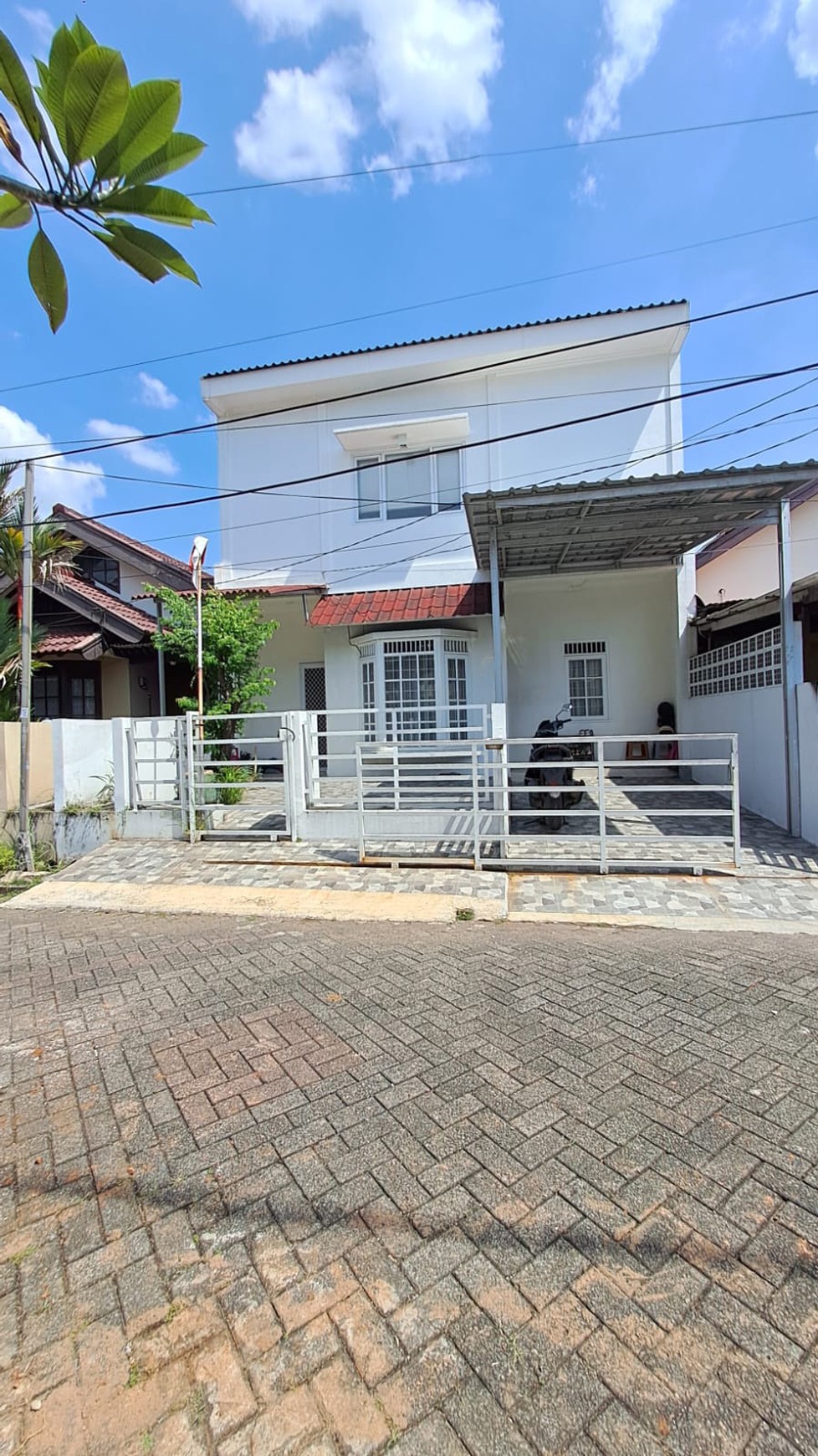 Rumah Bersih 2 Lantai Siap Huni Di Bintaro Jaya dengan KT 3 dan KM 2 SHM.