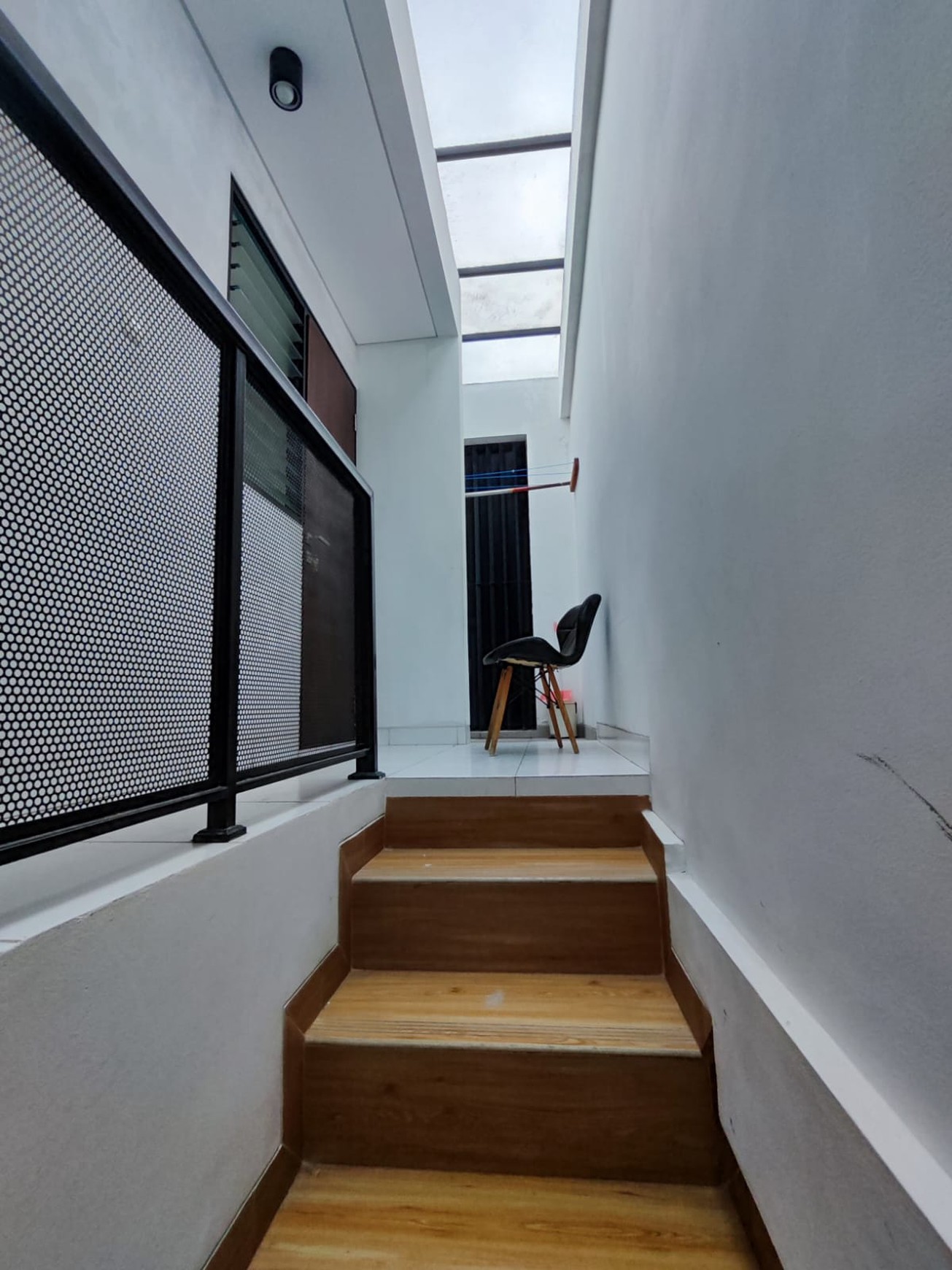 Rumah di Ciputat Siap Huni 2 Lantai dengan KT 3+1 dan KM 3+1 SHM