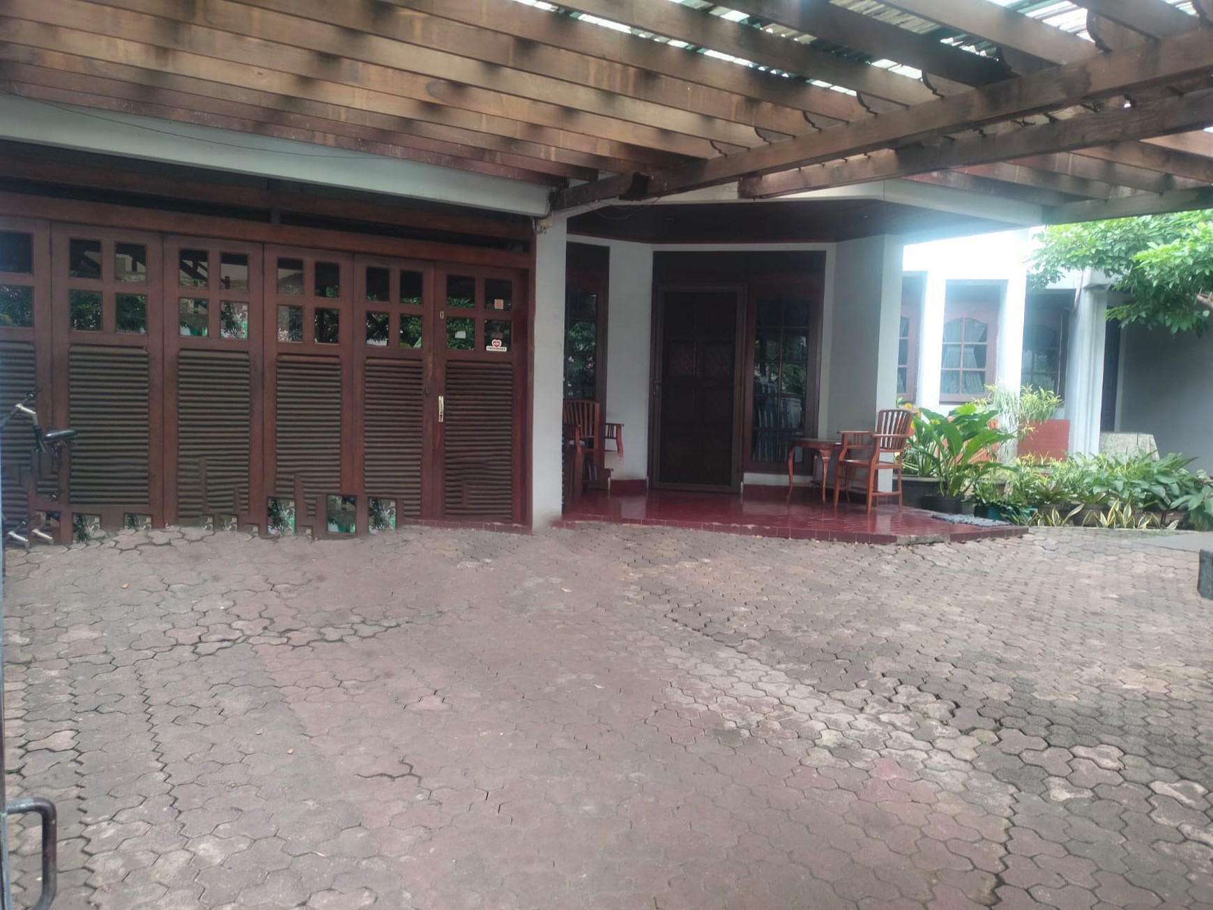 Disewa Rumah Luas dengan KT 9 dan KM 4 Luas 480 m2 dan Bangunan 600 m2.