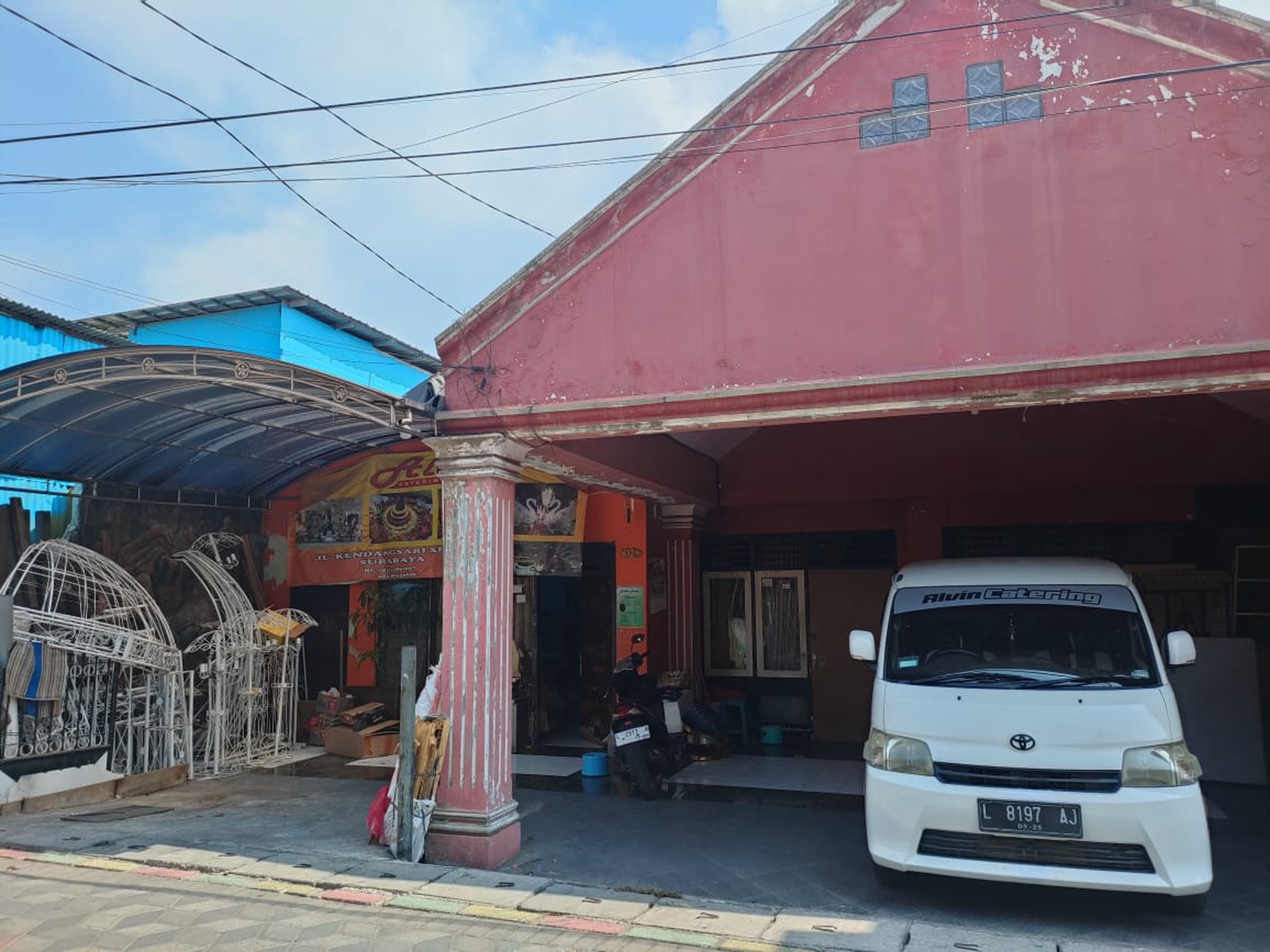 Hunian + Usaha? Rumah Siap Pakai di Kendangsari, Lokasi Super Strategis!