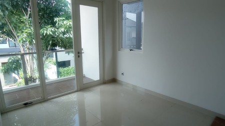 Disewa Rumah 2 Lantai Semi Furnished Siap Huni dengan KT 4+1 dan KM 3+1 Hunian Nyaman dan Asri @Bintaro, Sektor 7