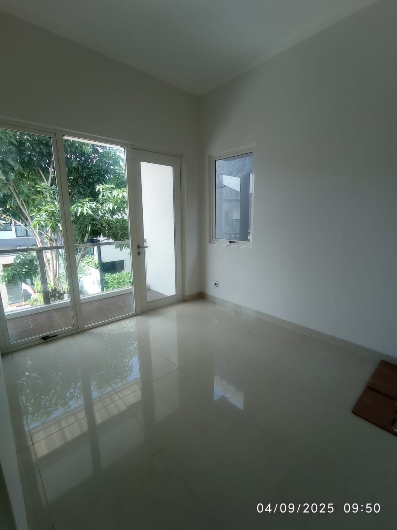 Disewa Rumah 2 Lantai Semi Furnished Siap Huni dengan KT 4+1 dan KM 3+1 Hunian Nyaman dan Asri @Bintaro, Sektor 7