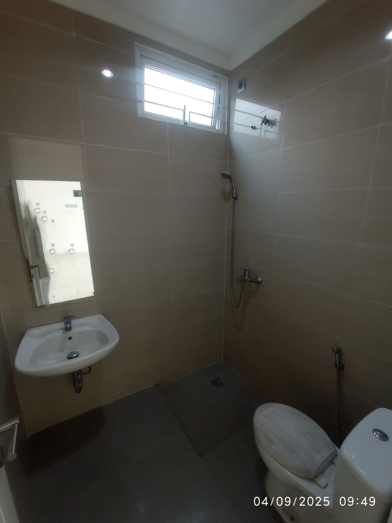 Disewa Rumah 2 Lantai Semi Furnished Siap Huni dengan KT 4+1 dan KM 3+1 Hunian Nyaman dan Asri @Bintaro, Sektor 7