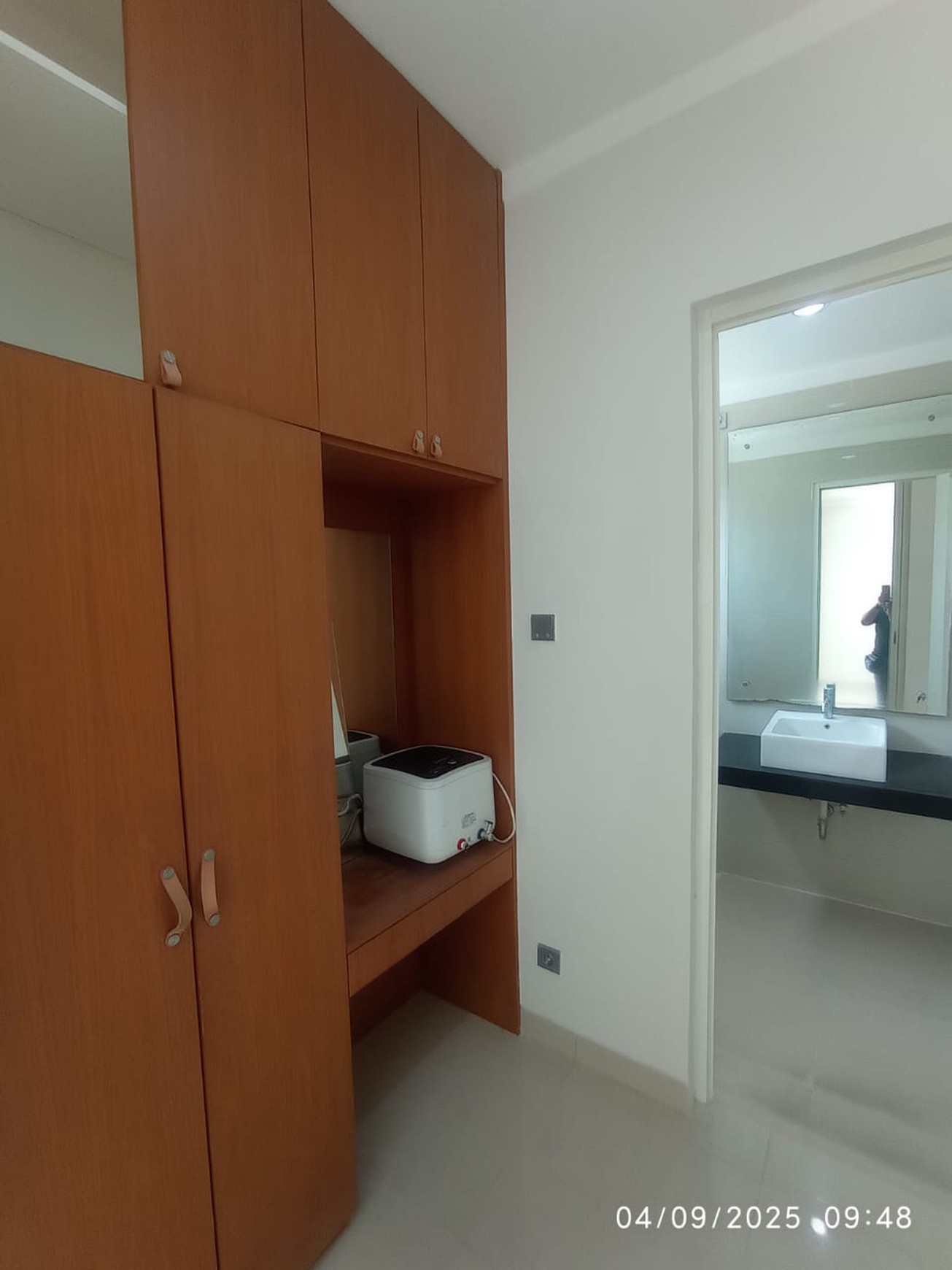 Disewa Rumah 2 Lantai Semi Furnished Siap Huni dengan KT 4+1 dan KM 3+1 Hunian Nyaman dan Asri @Bintaro, Sektor 7