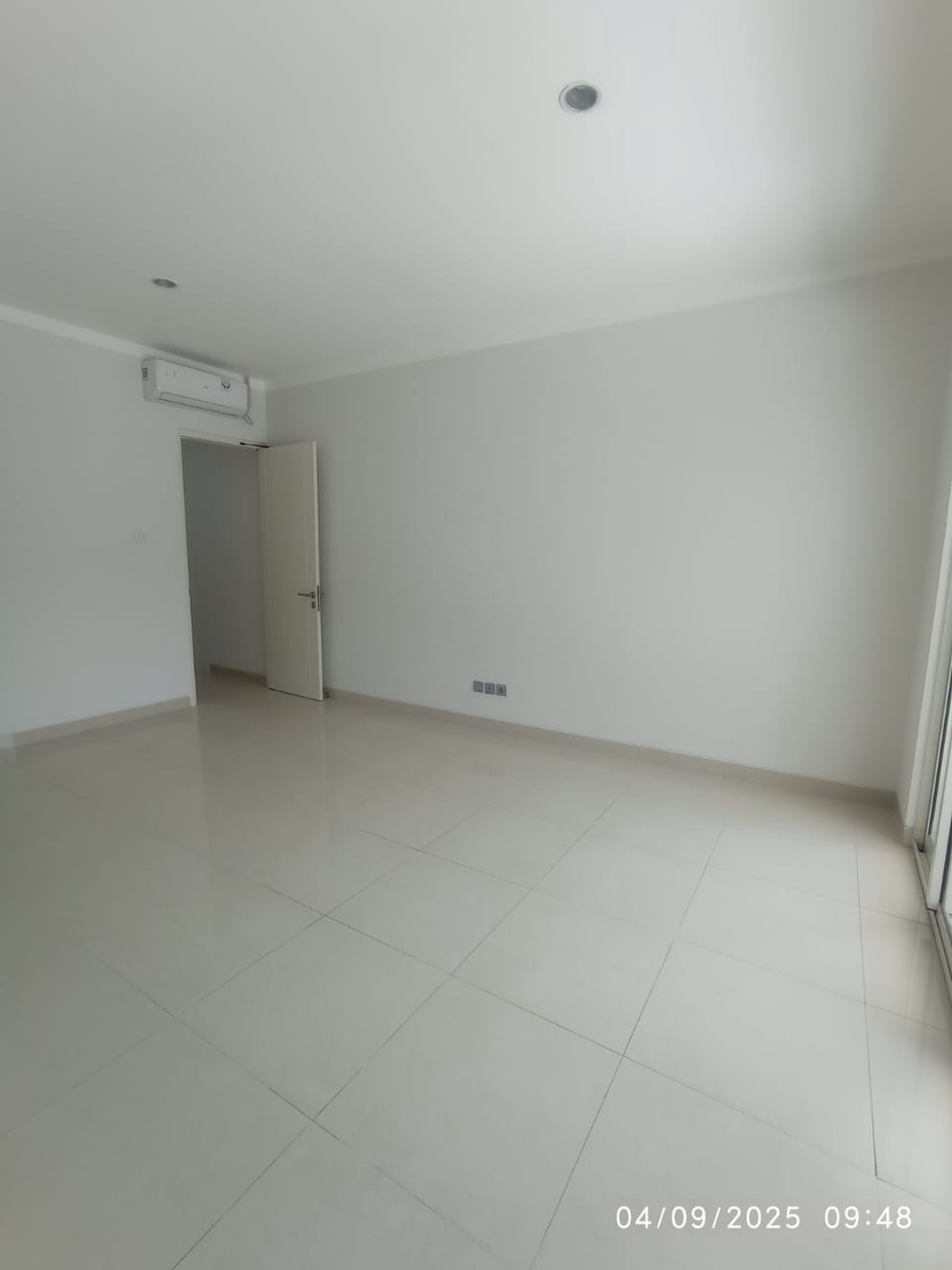 Disewa Rumah 2 Lantai Semi Furnished Siap Huni dengan KT 4+1 dan KM 3+1 Hunian Nyaman dan Asri @Bintaro, Sektor 7