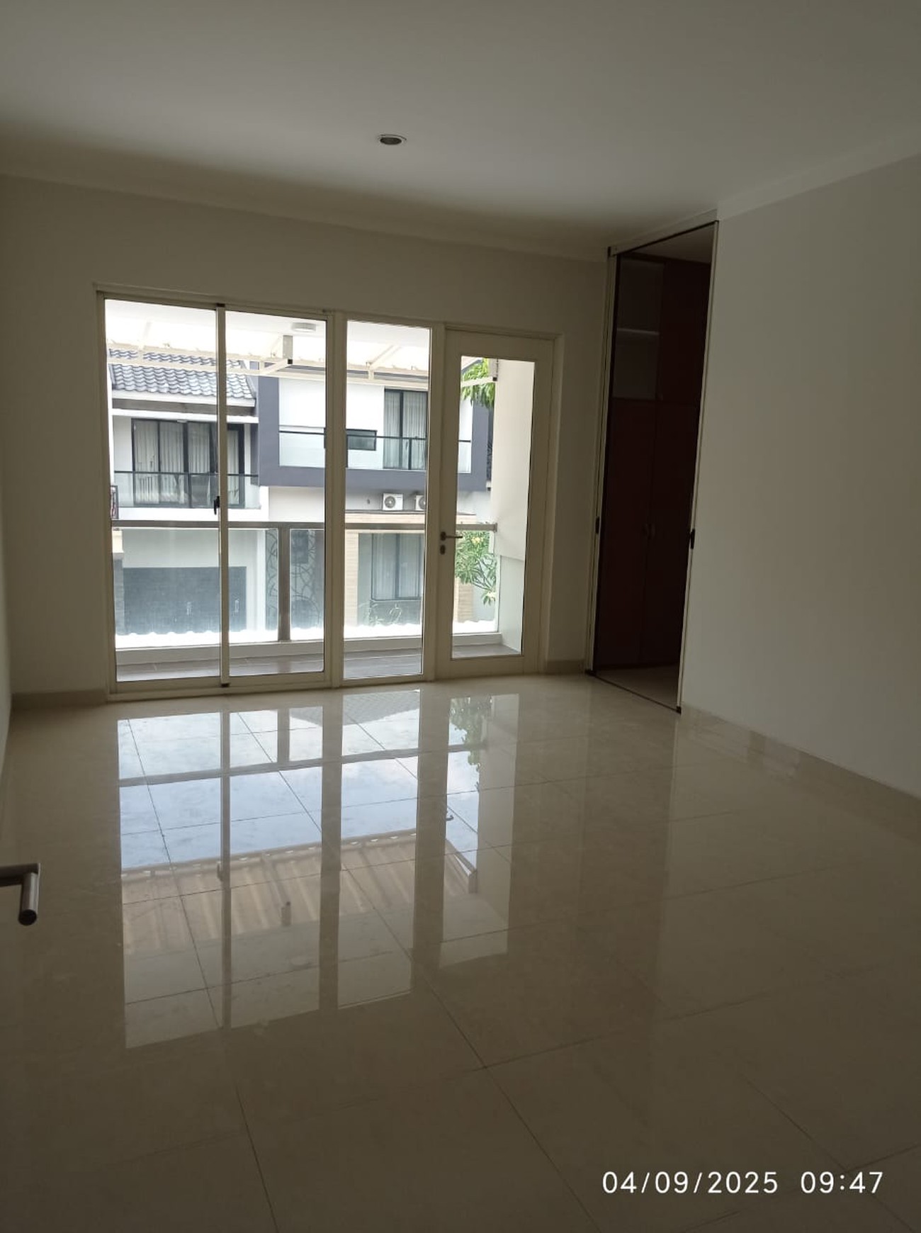 Disewa Rumah 2 Lantai Semi Furnished Siap Huni dengan KT 4+1 dan KM 3+1 Hunian Nyaman dan Asri @Bintaro, Sektor 7