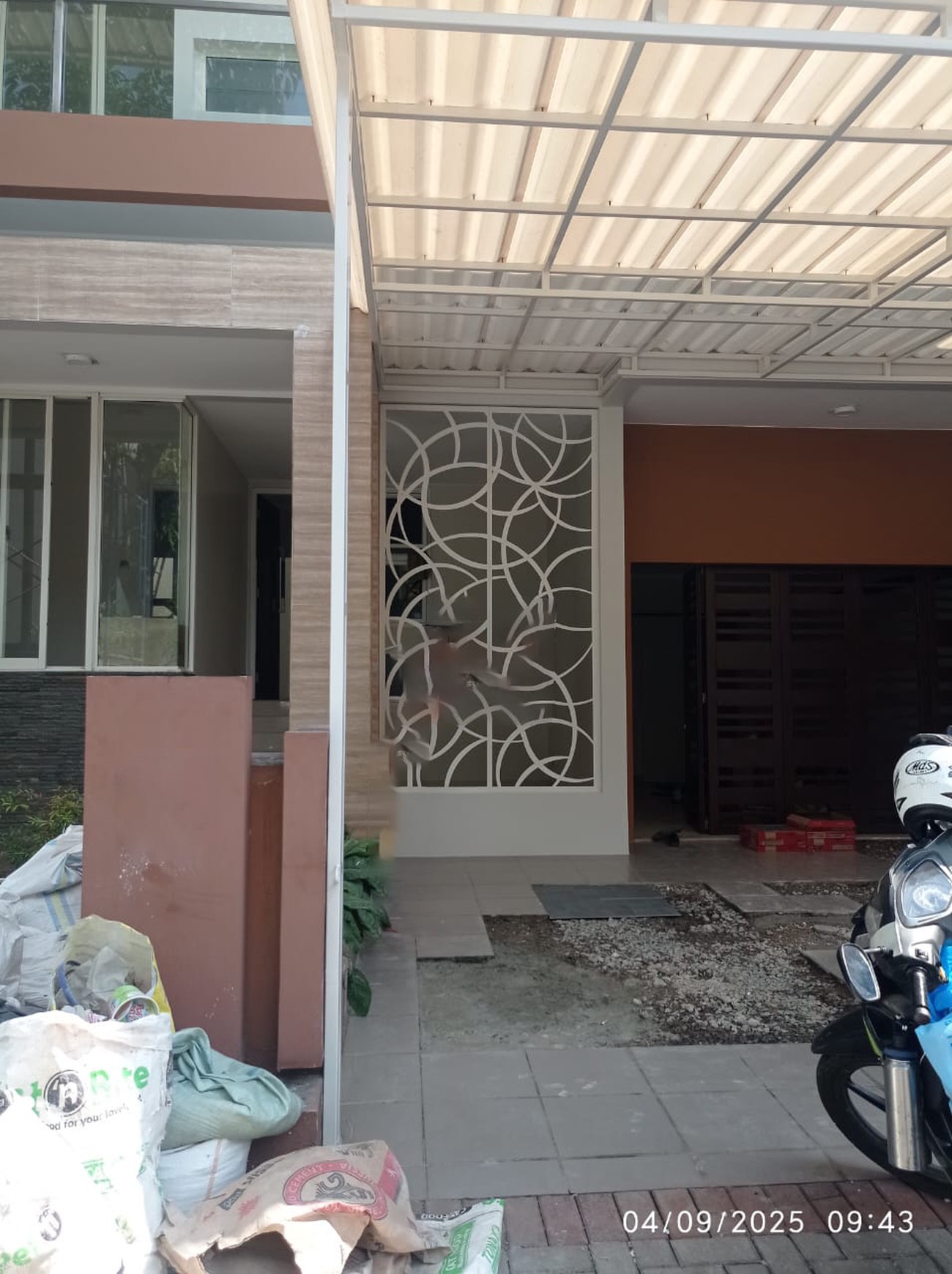 Disewa Rumah 2 Lantai Semi Furnished Siap Huni dengan KT 4+1 dan KM 3+1 Hunian Nyaman dan Asri @Bintaro, Sektor 7