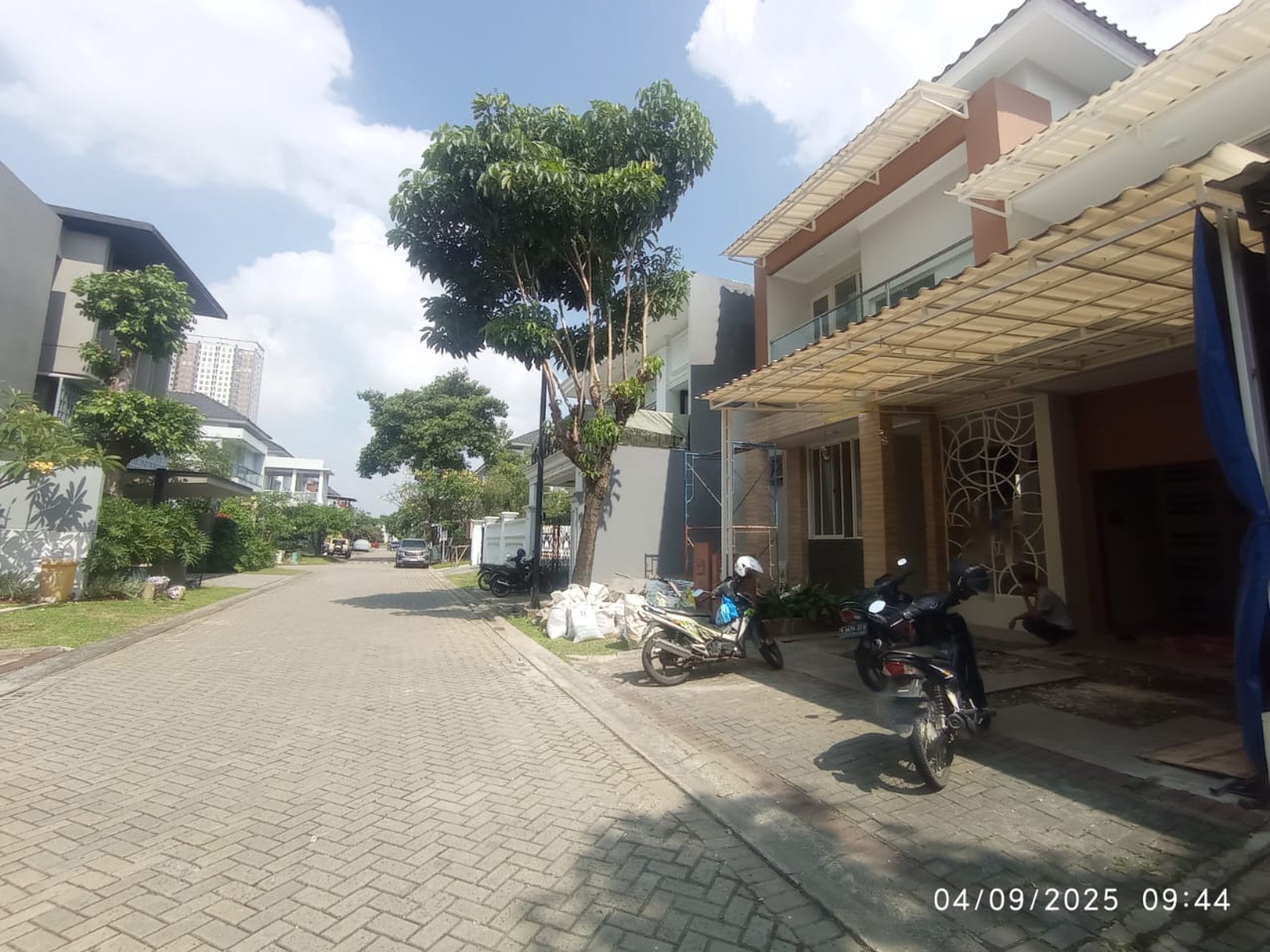 Disewa Rumah 2 Lantai Semi Furnished Siap Huni dengan KT 4+1 dan KM 3+1 Hunian Nyaman dan Asri @Bintaro, Sektor 7
