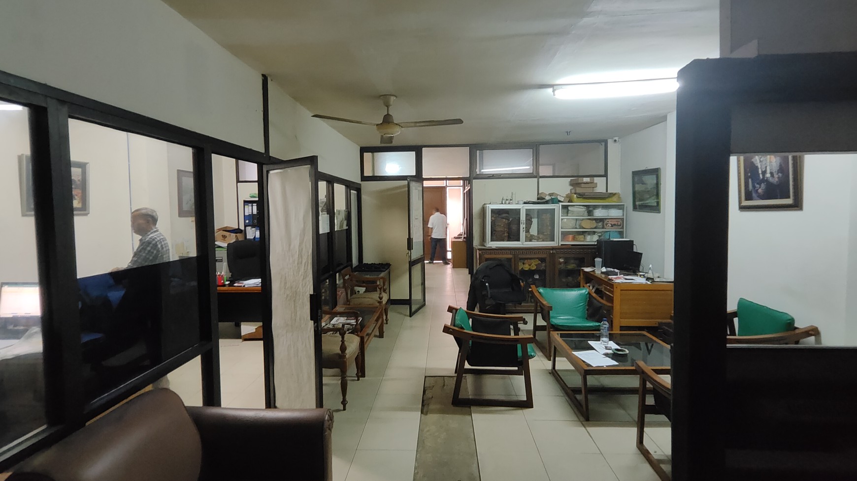 Rumah/Ruko Disewakan Lokasi Strategis, Akses Jalan Besar 2 Mobil di Tebet Barat Dalam - Jakarta Selatan