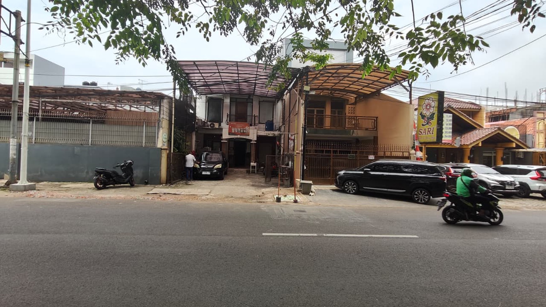 Rumah/Ruko Disewakan Lokasi Strategis, Akses Jalan Besar 2 Mobil di Tebet Barat Dalam - Jakarta Selatan