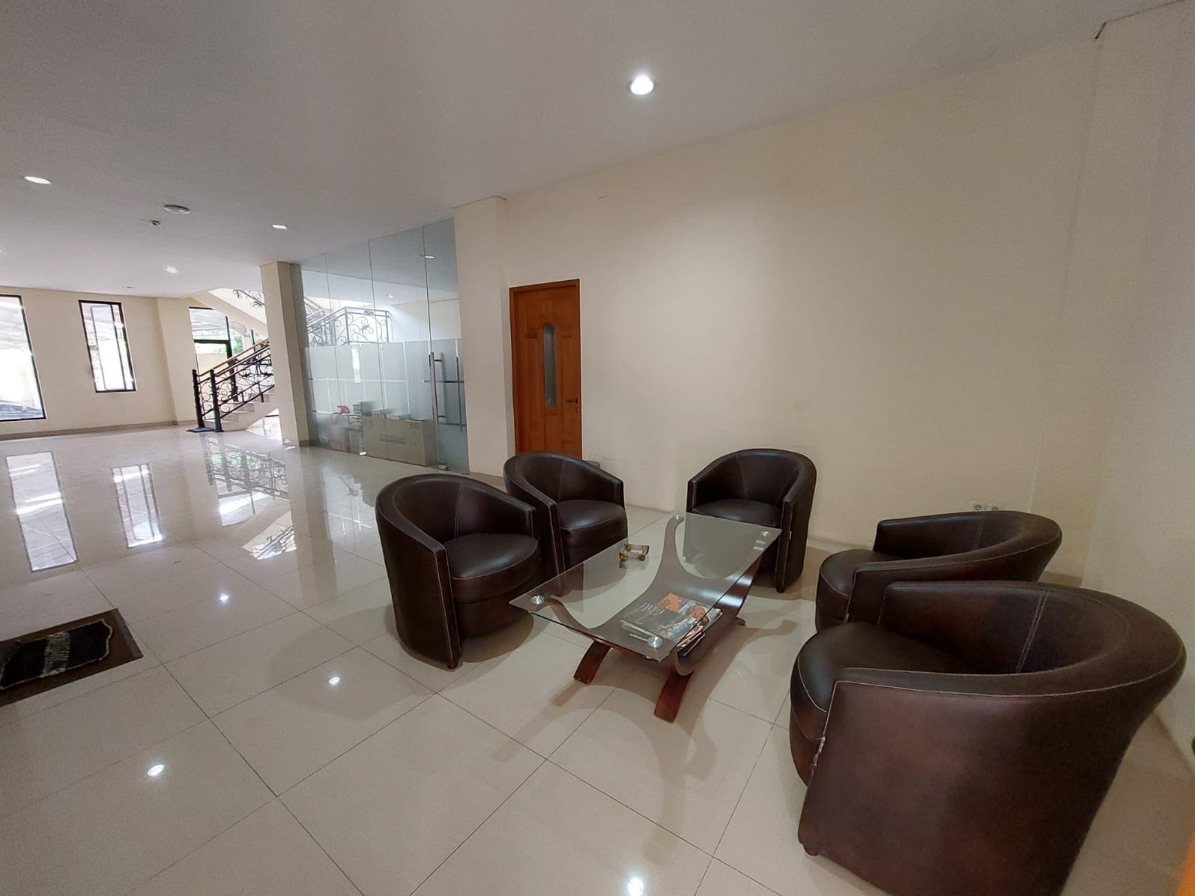 Dijual Gedung Lokasi Strategis dengan Area Parkir Luas @Jombang Raya, Pondok Aren