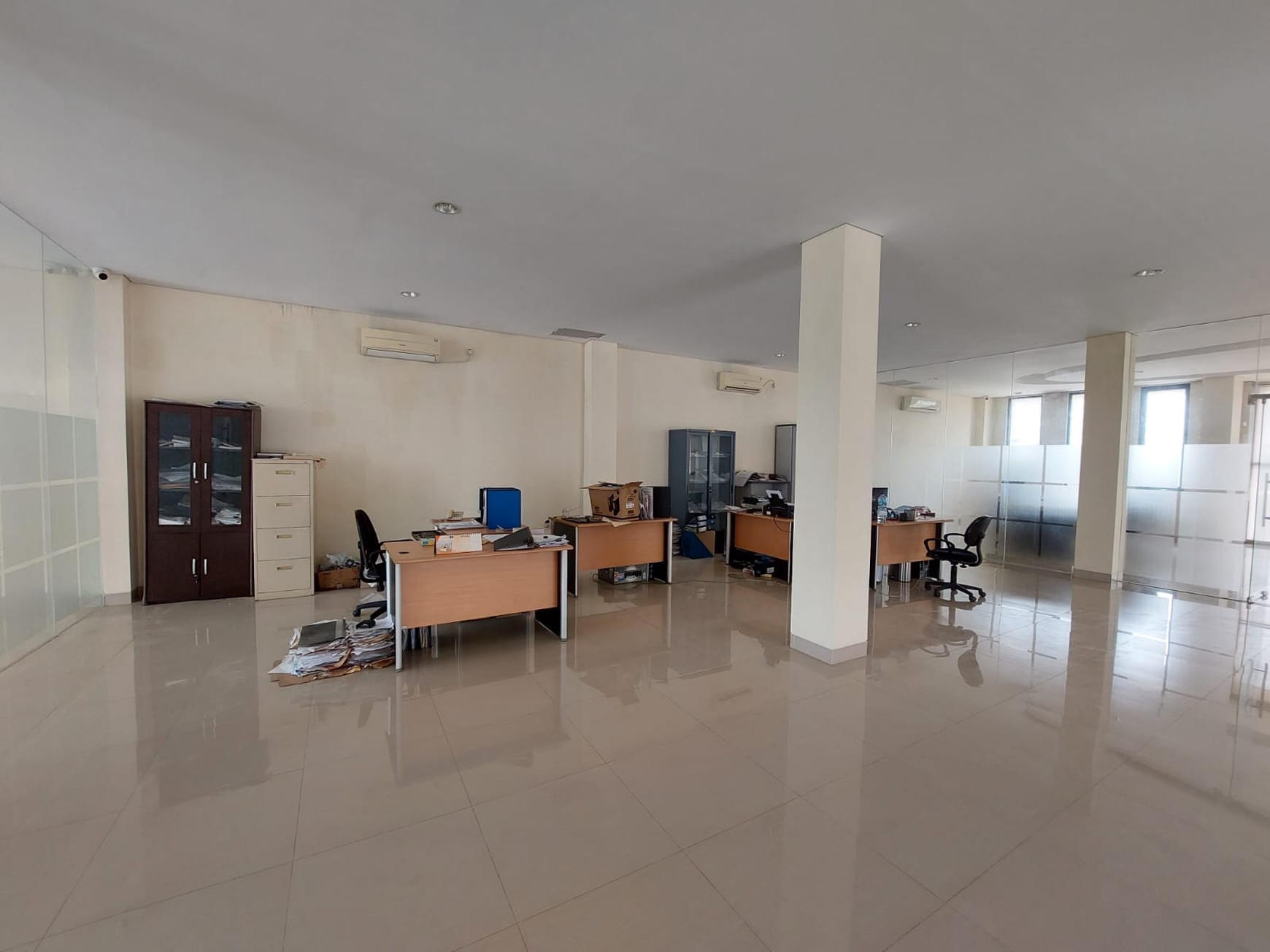 Dijual Gedung Lokasi Strategis dengan Area Parkir Luas @Jombang Raya, Pondok Aren