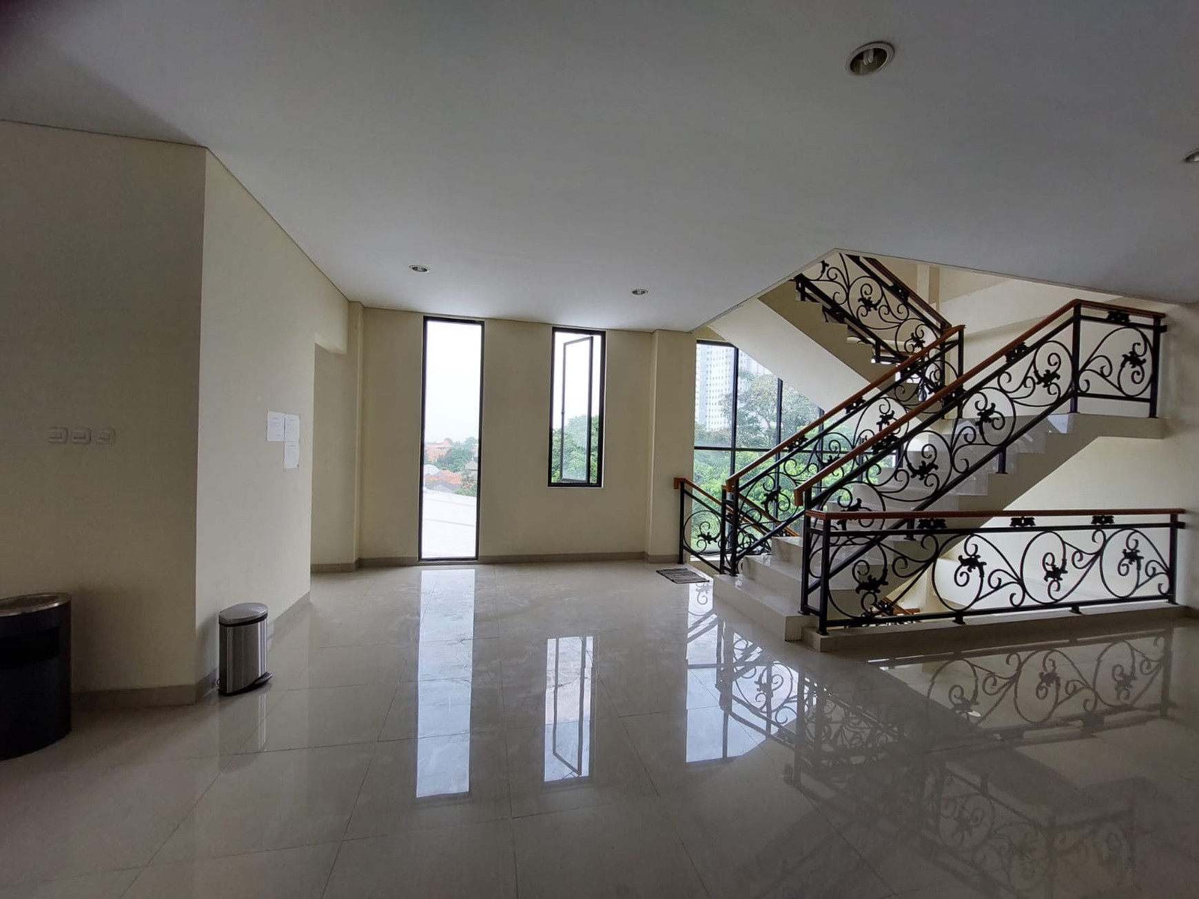 Dijual Gedung Lokasi Strategis dengan Area Parkir Luas @Jombang Raya, Pondok Aren