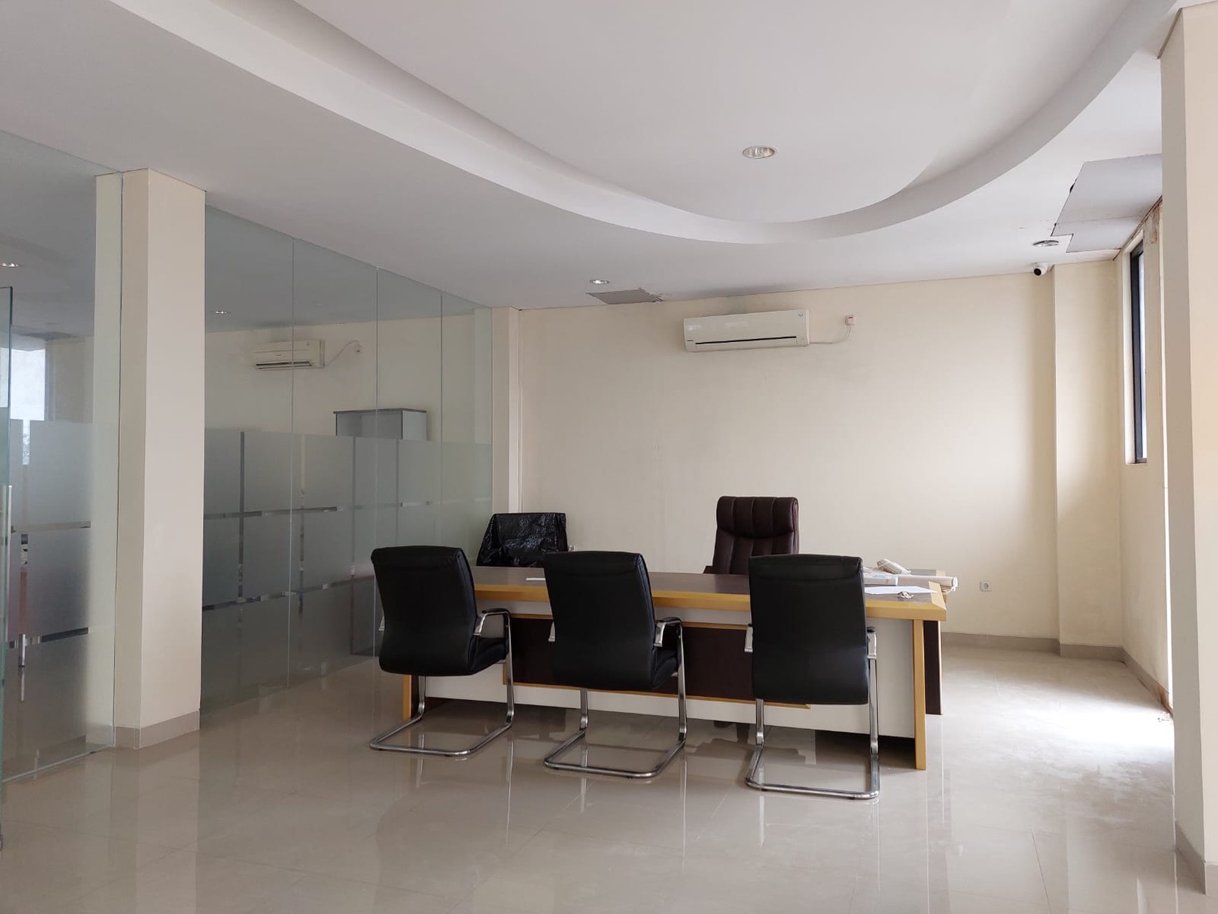 Dijual Gedung Lokasi Strategis dengan Area Parkir Luas @Jombang Raya, Pondok Aren
