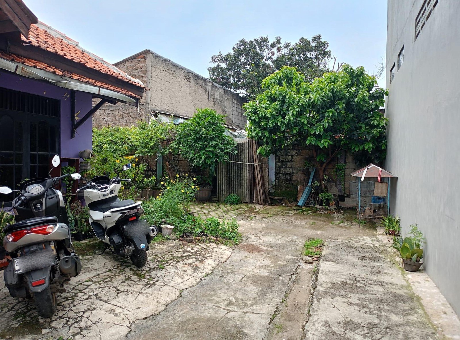 Rumah hitung tanah di Pinggir Jl Utama KSU, Tirtajaya Depok