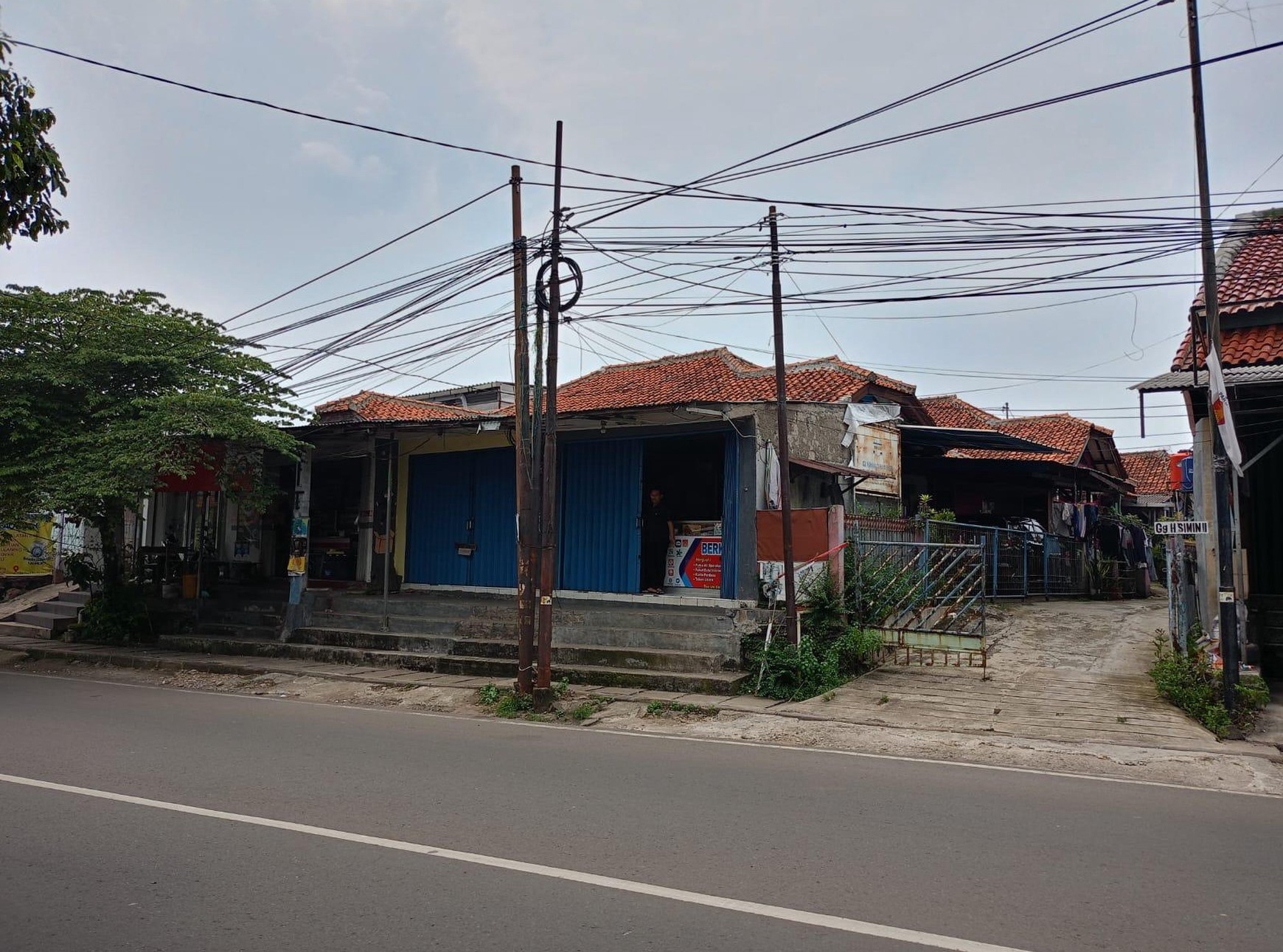 Rumah hitung tanah di Pinggir Jl Utama KSU, Tirtajaya Depok